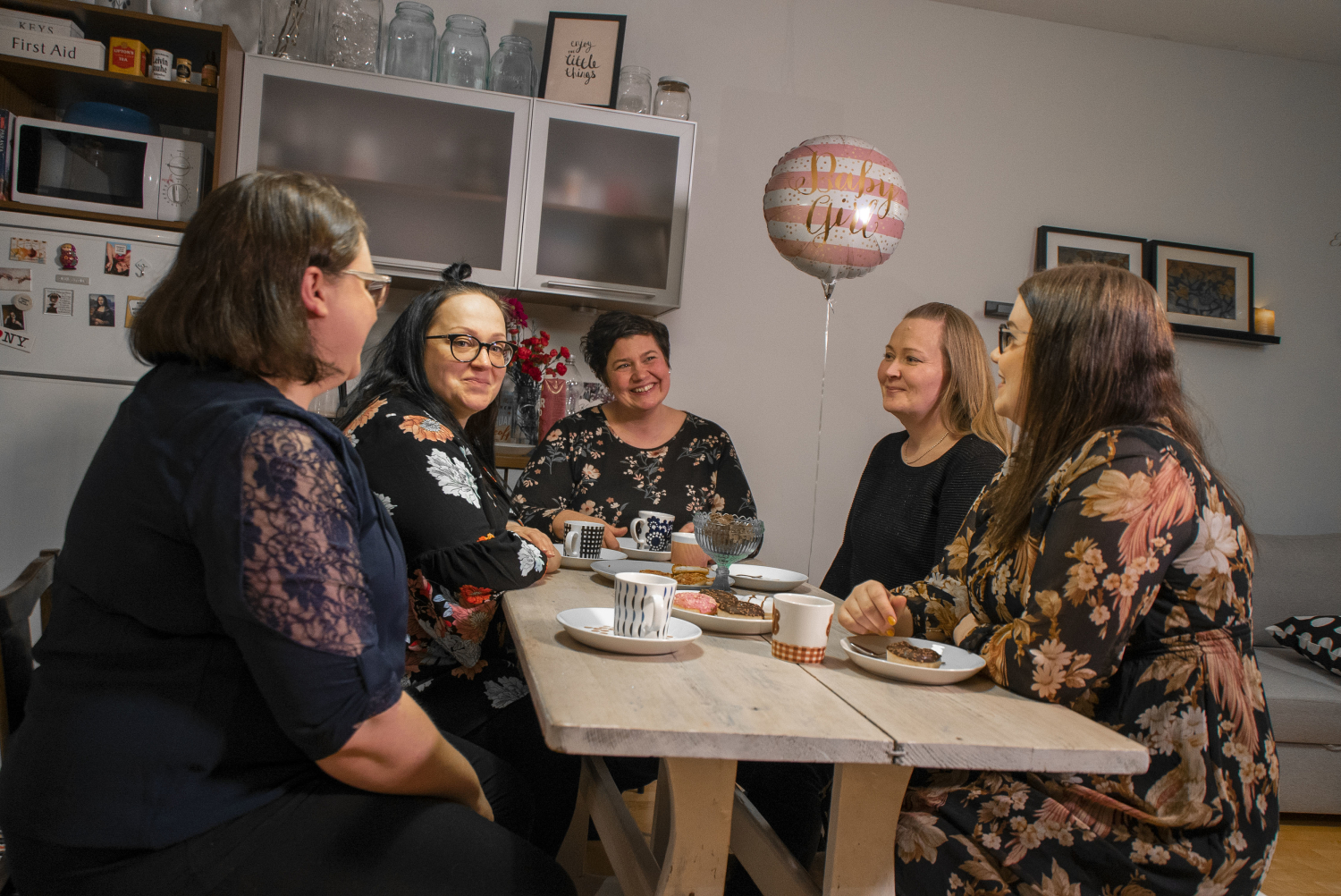 Hannan ystävät ovat tukena odotusaikana.