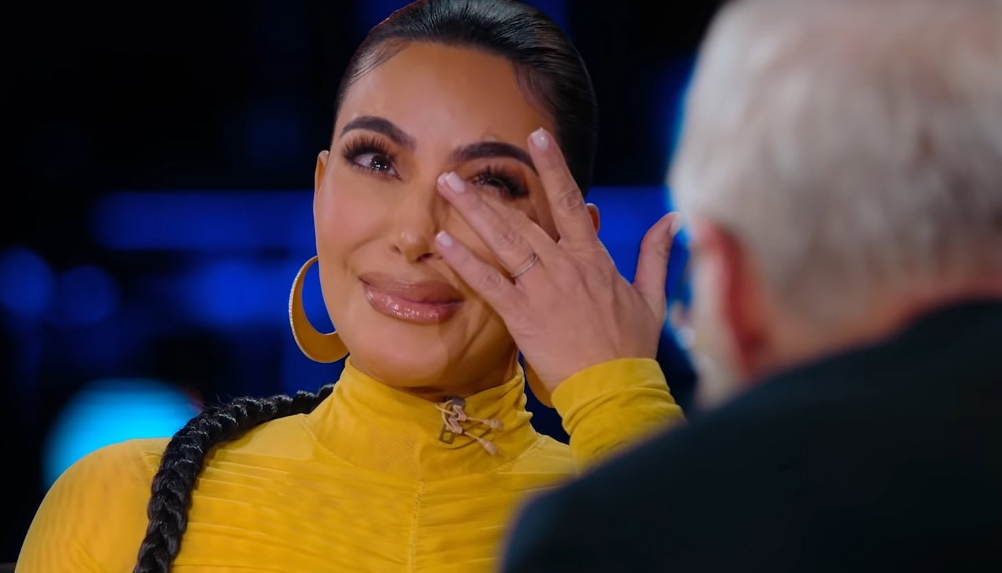 Kardashian murtuu haastattelussa kyyneliin.