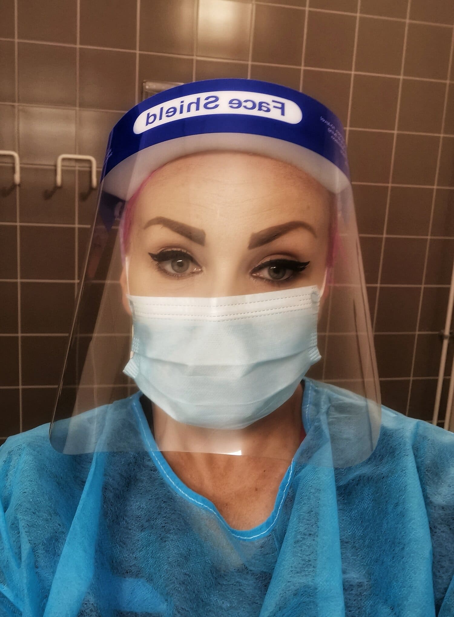 Suutarinen työssään.