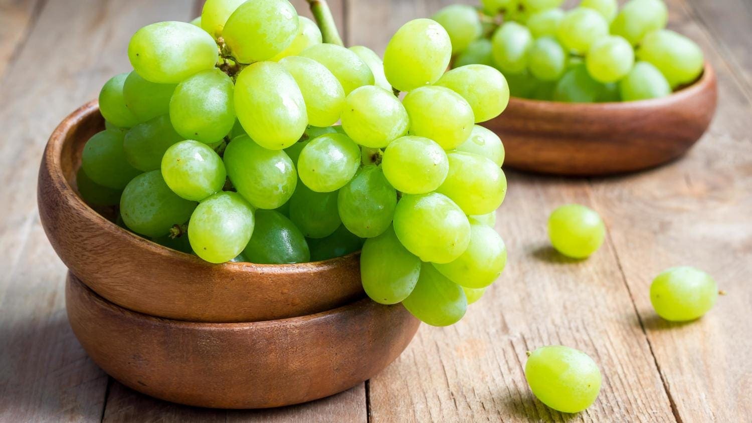 Viinirypäleet ovat raikas vaihtoehto kisakatsomoon. Pyöreä muoto myös muistuttaa Käärijän vihreästä bolerosta.