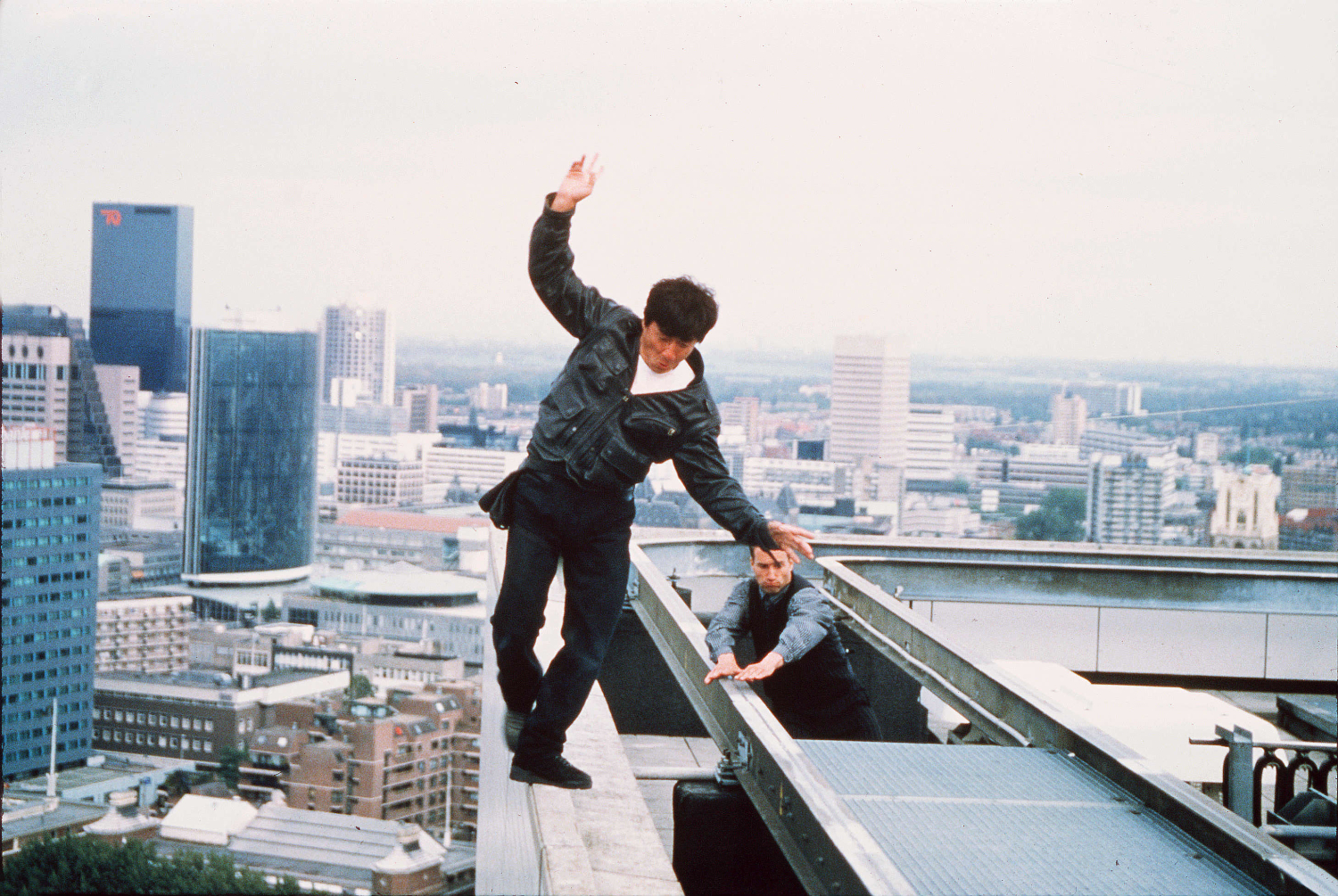 Jackie Chan pilvenpiirtäjän katolla elokuvassa Who Am I.