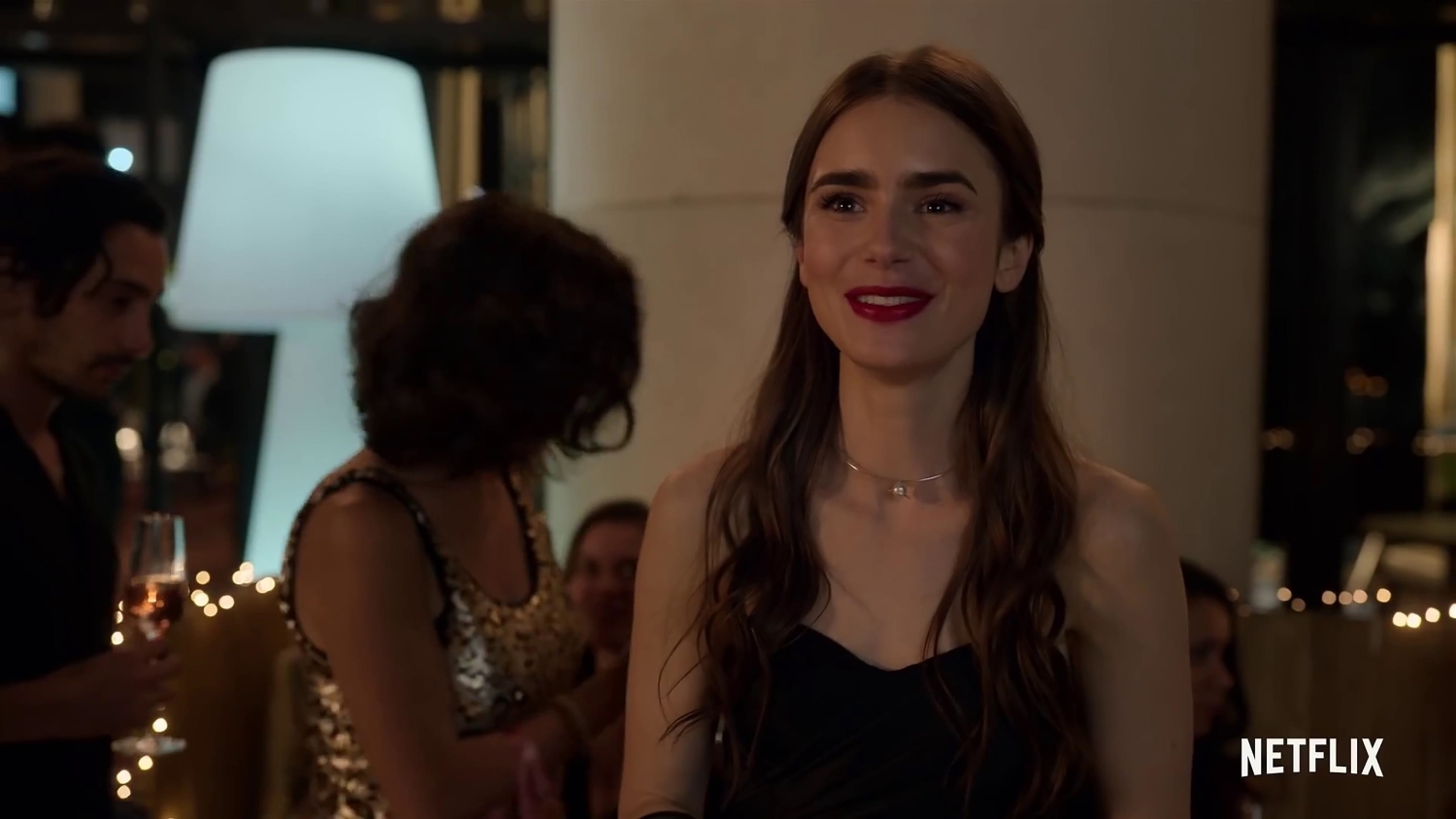 Lily Collins kertoo, että sarja antaa