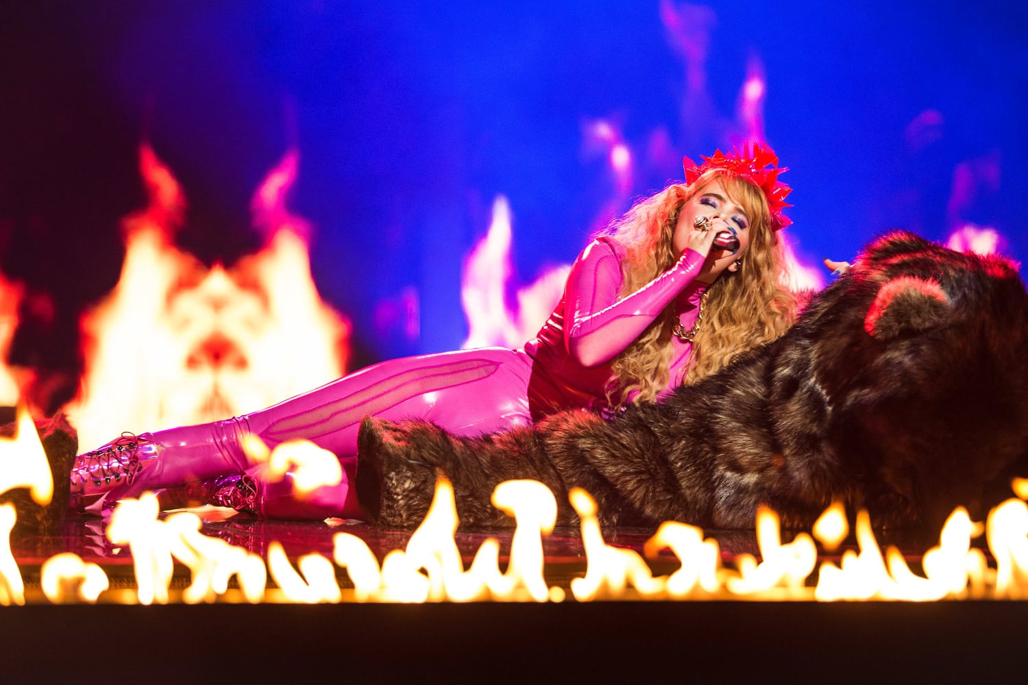 Erika Vikman on ihailtu ja rohkea esiintyjä, joka on nosteessa myös keikkapalkkioilla mitattuna.