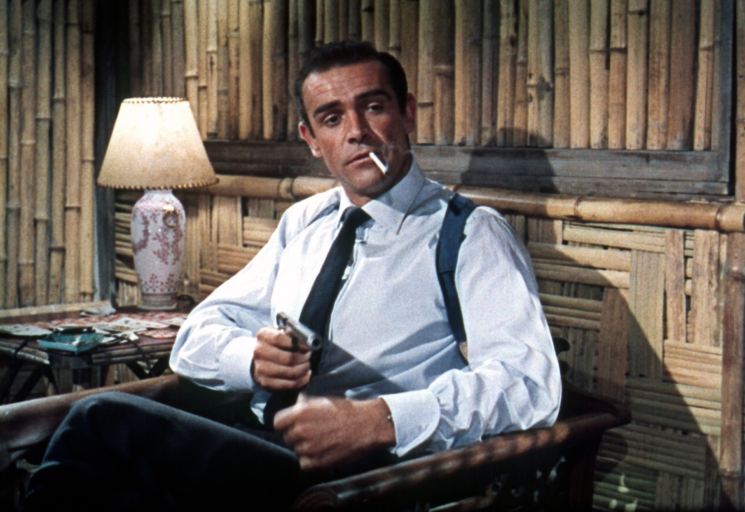 Sean Connery Dr. No -elokuvassa. Kädessä ikoninen Walther PP -pistooli.