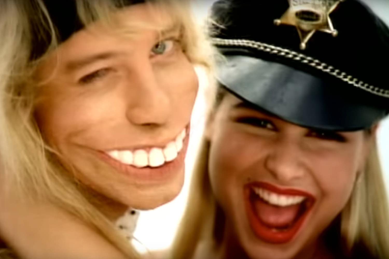 Jani Lane ja Bobbie Brown musiikkivideolla.
