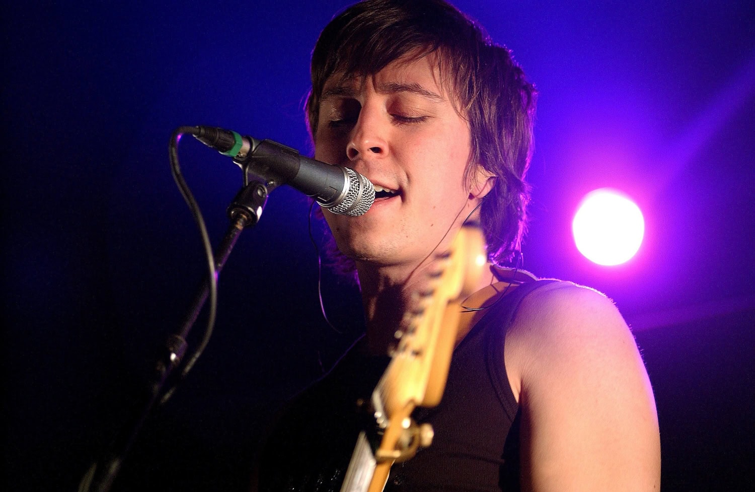 Teemu Brunila tuli tunnetuksi The Crash -yhtyeen solistina mutta on yhtyeen lopetettua pitänyt hiljaiseloa julkisuudessa. Kuva vuodelta 2004.