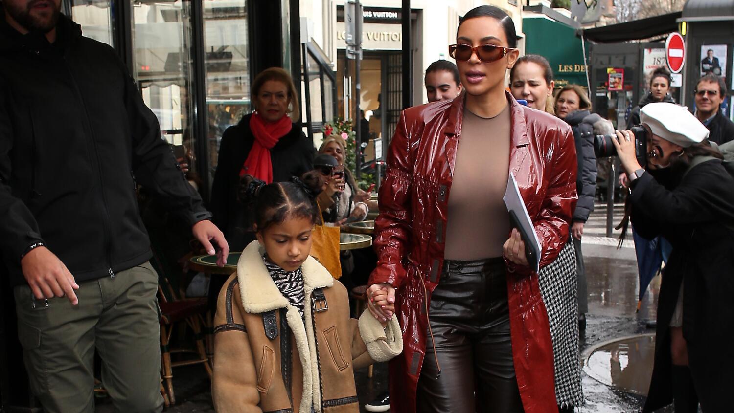 North West, 7, yhdessä äitinsä Kim Kardashianin kanssa.