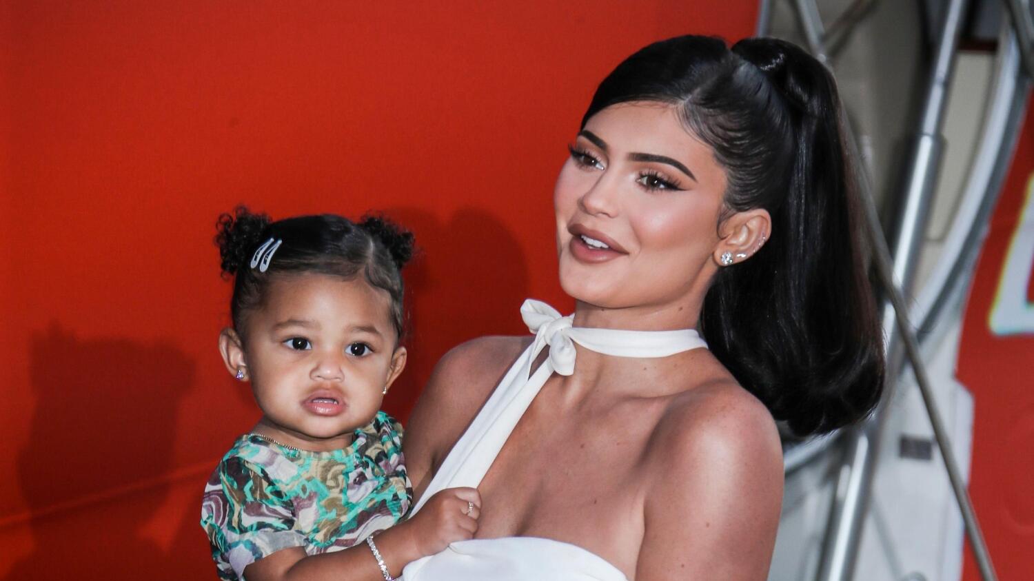 Stormi-tytär ja Kylie Jenner.