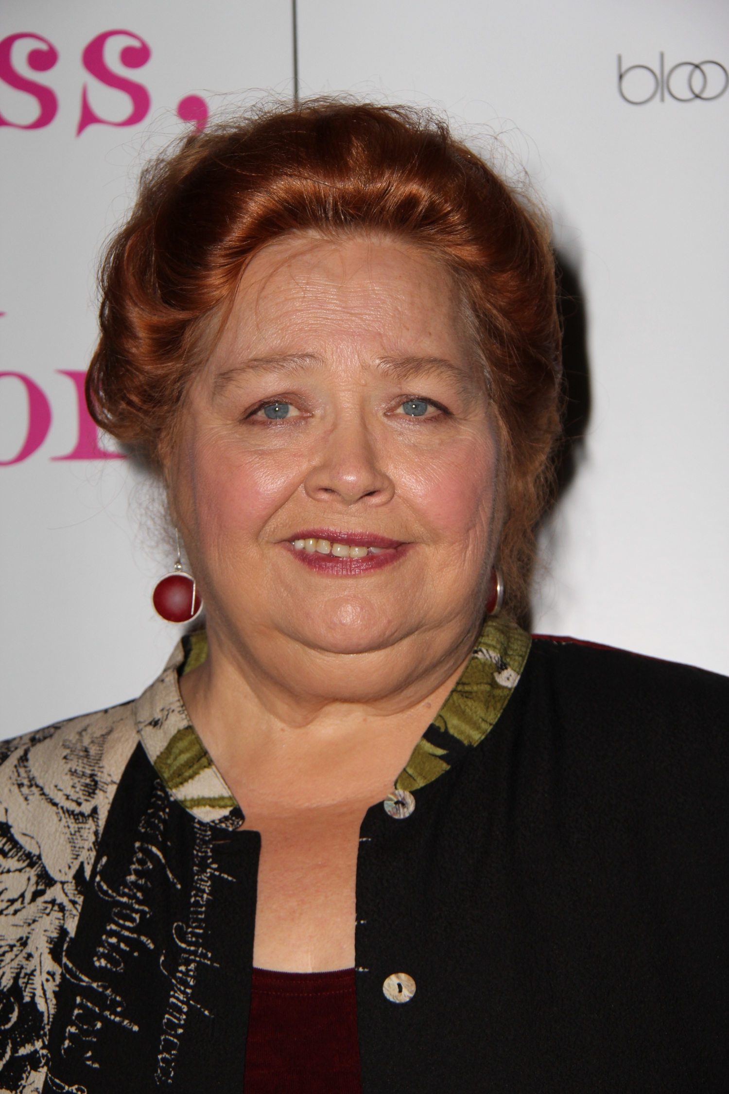 Conchata Ferrell esitti sarjassa Bertaa.