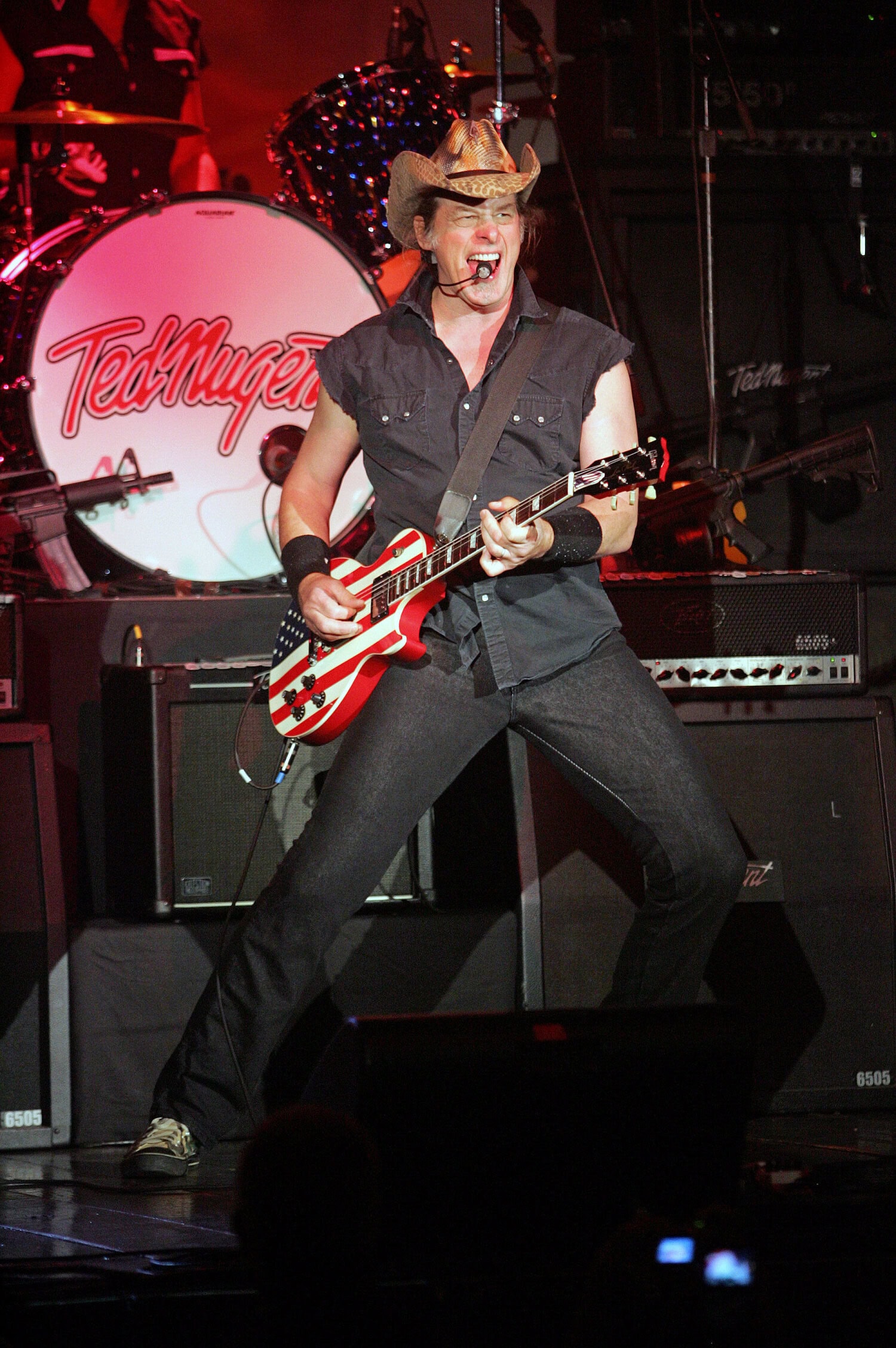 Ted Nugent lavalla vuonna 2010.