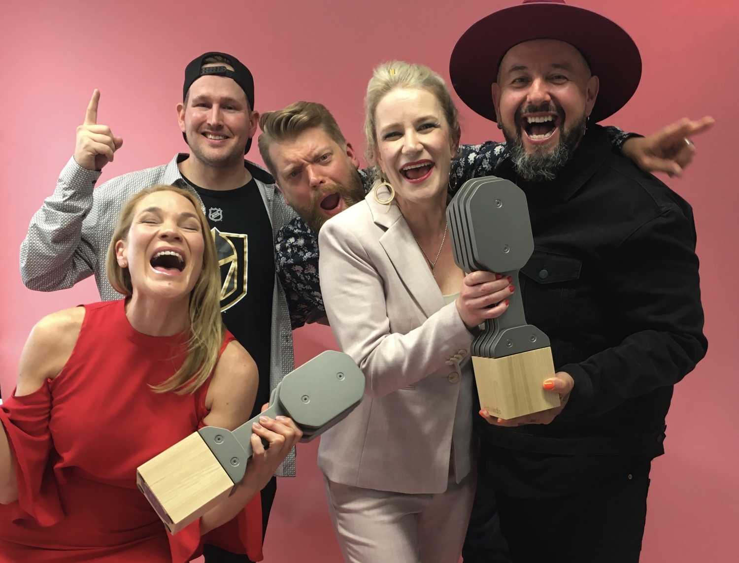 Järjestyksessä vasemmalta oikealle: Radio Novan tuottaja Petra Piipari, Retroperjantai-ohjelman juontaja Oku Luukkainen, tuottaja Markus Rinne, ohjelmapäällikkö Niina Jokiaho ja Radio Novan Päivän juontaja Esko Eerikäinen