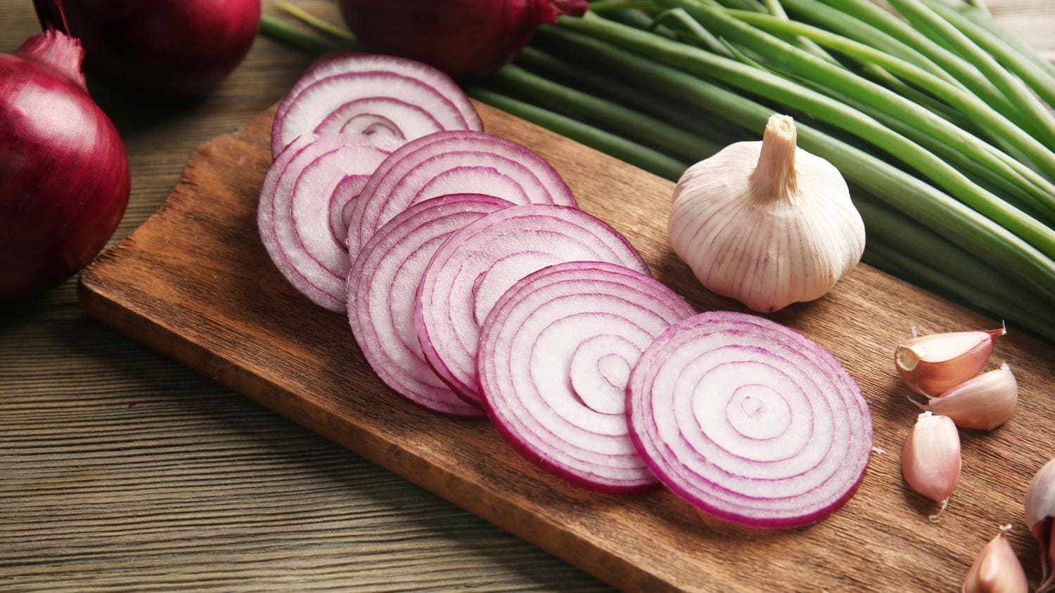 Sipuli kannattaa leikata mahdollisimman terävällä veitsellä. Myös sipulin viilentäminen voi säästää suurimmilta kyyneleiltä.