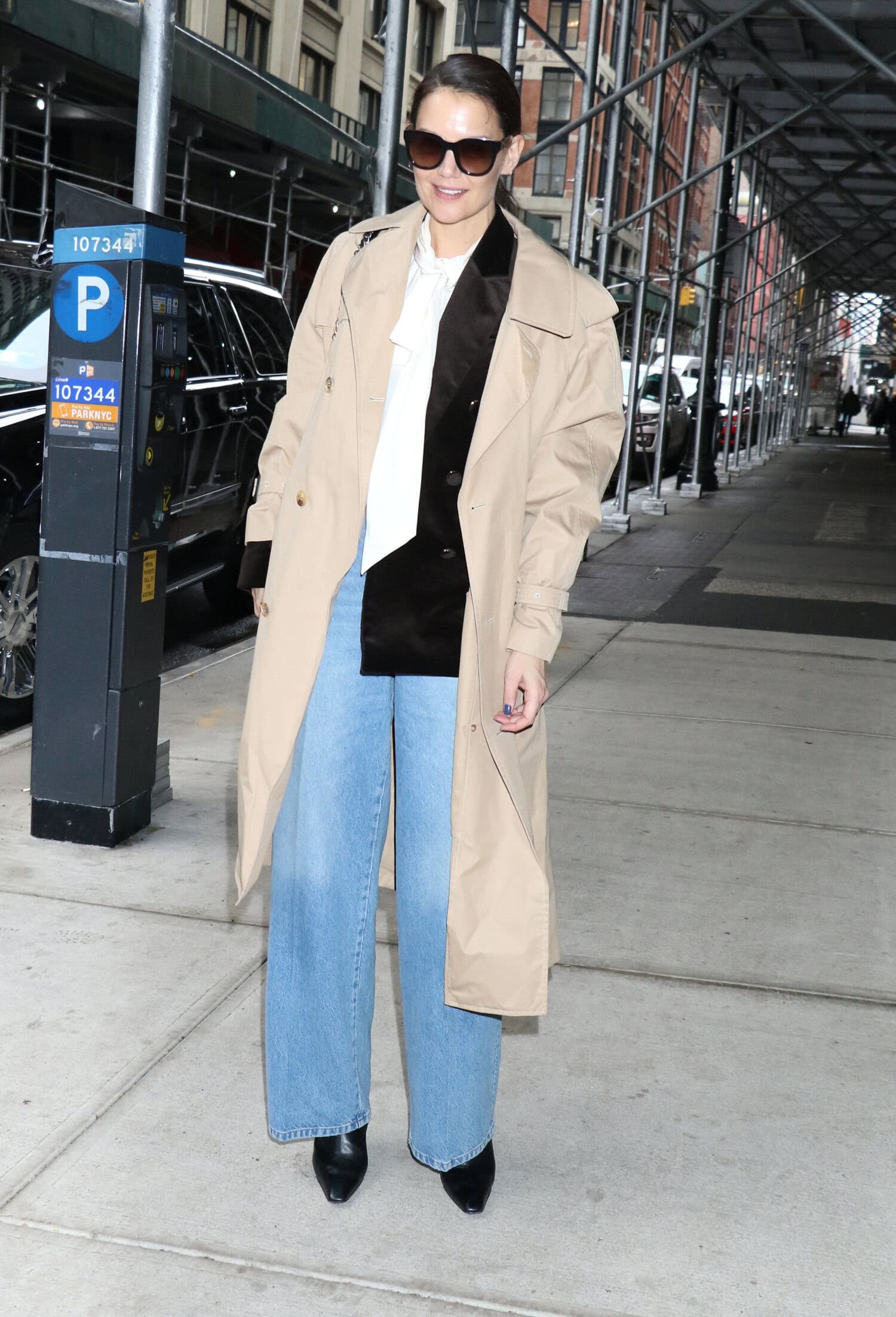 Holmes aiemmin tänä vuonna suosikkityylissään.