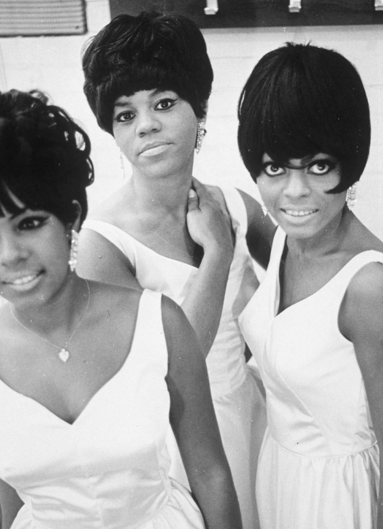 Ross kuvassa oikealla.