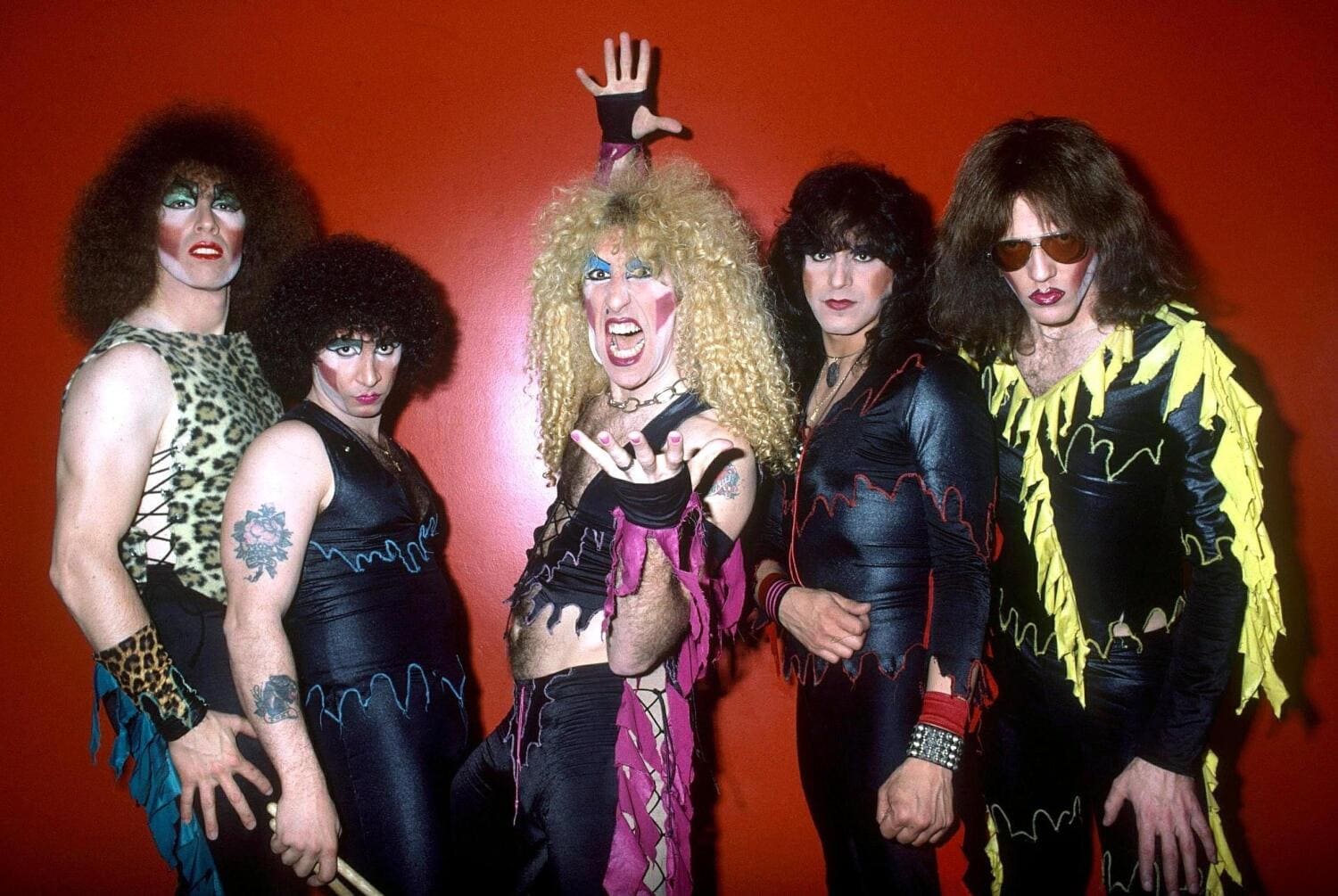 Twisted Sister tuli tunnetuksi musiikkinsa lisäksi räikeästä lavatyylistä.