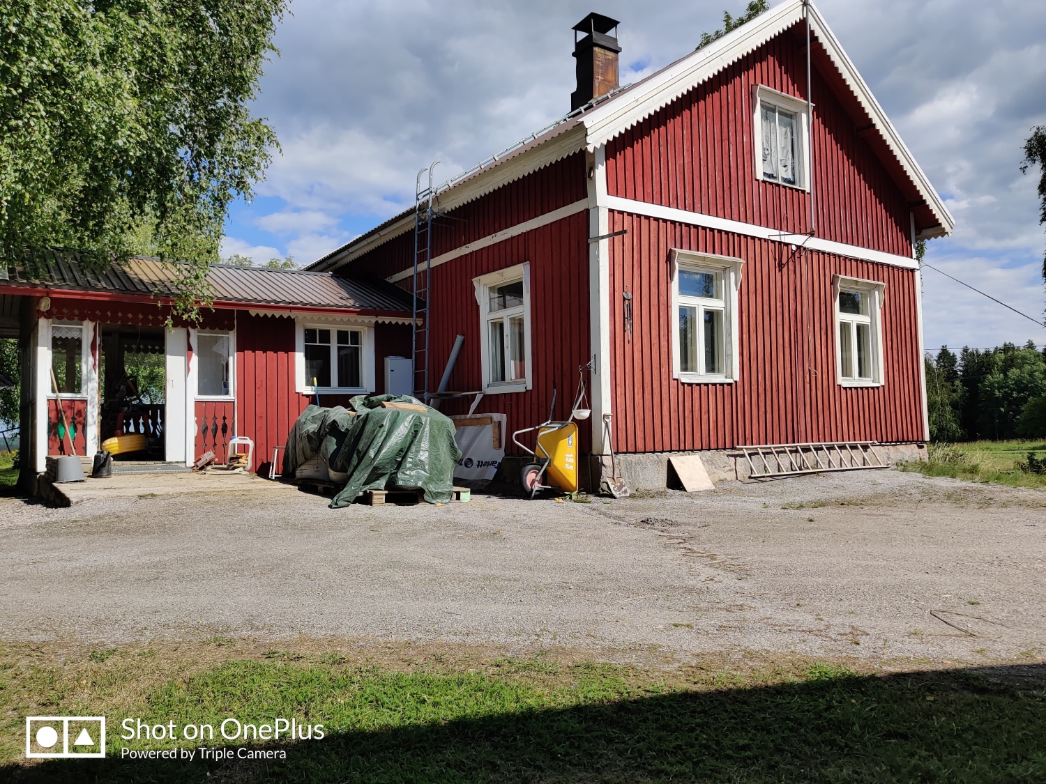 Susannan maalaistalossa on kaksi kerrosta. Yläkerroksen vintti ei tällä hetkellä sovi asumiseen, mutta siihenkin on tulossa muutos.
