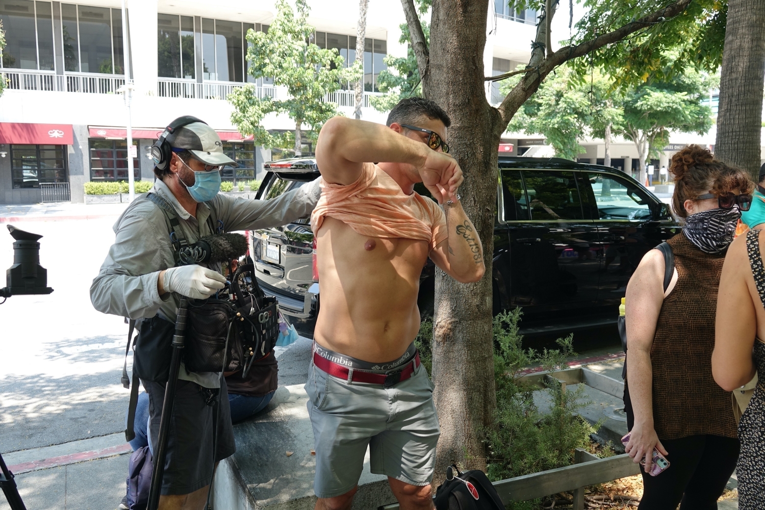 Britney Spearsin ex-mies Jason Alexander otti mielenosoituksessa paitansa pois siksi aikaa, kun hänelle kiinnitettiin mikrofonia.