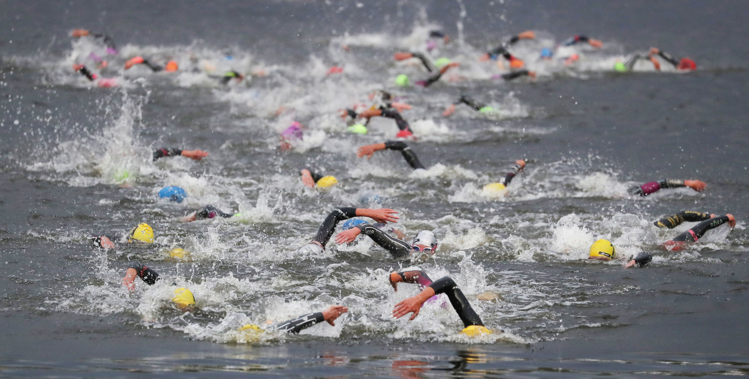 Triathlonissa kilpaillaan uinnissa, pyöräilyssä ja juoksussa. Kuvituskuva.