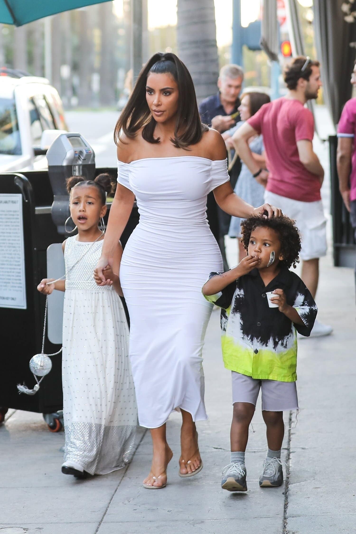 Kimin ja Kanyen neljäs lapsi, Psalm West syntyi sijaisynnyttäjän avulla toukokuussa 2019. Kuvassa Kim lastensa North Westin ja Saint Westin kanssa.