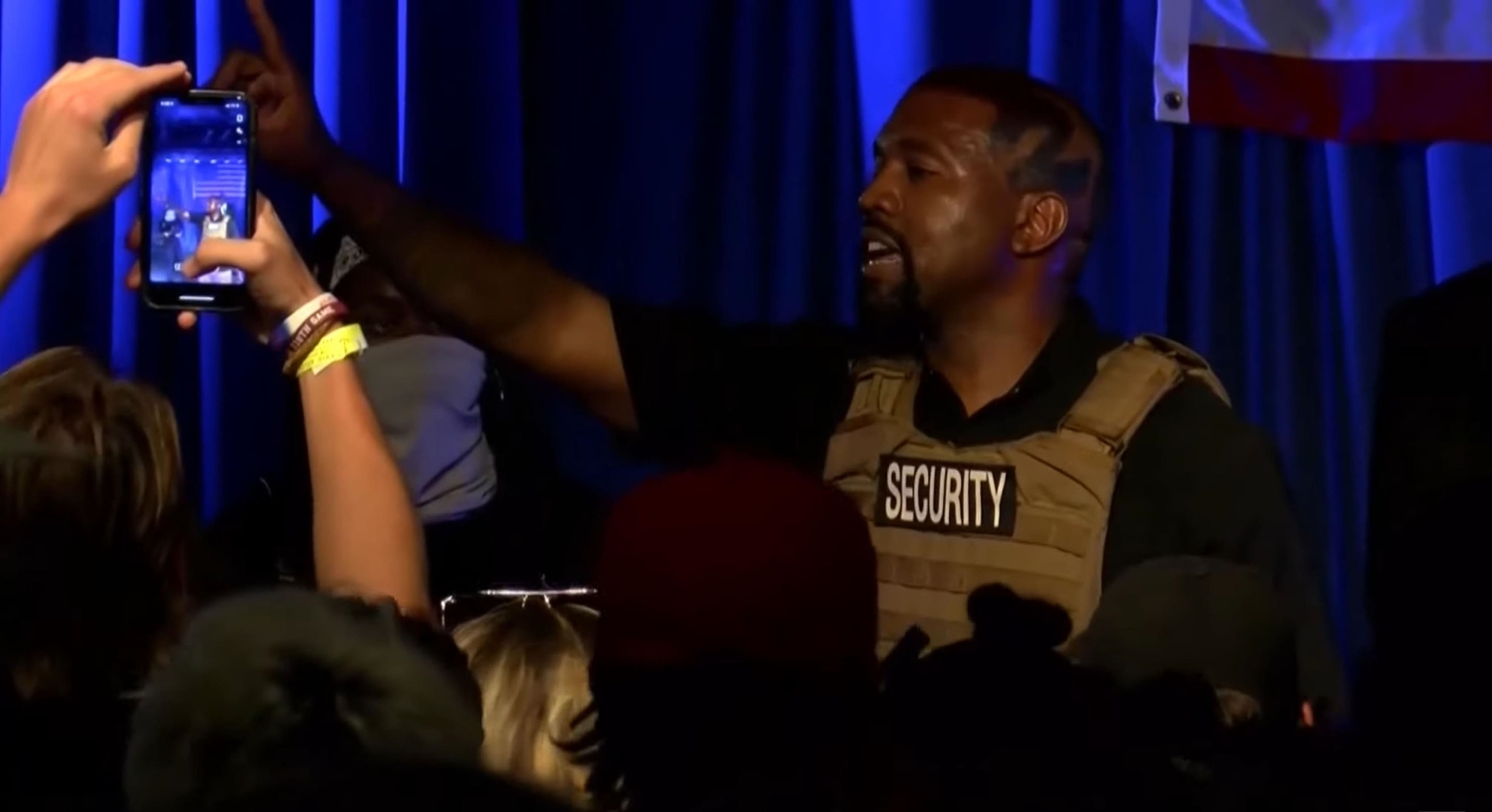 Kanye West oli sonnustautunut luotiliiviin kohua herättäneessä kampanjatilaisuudessa.