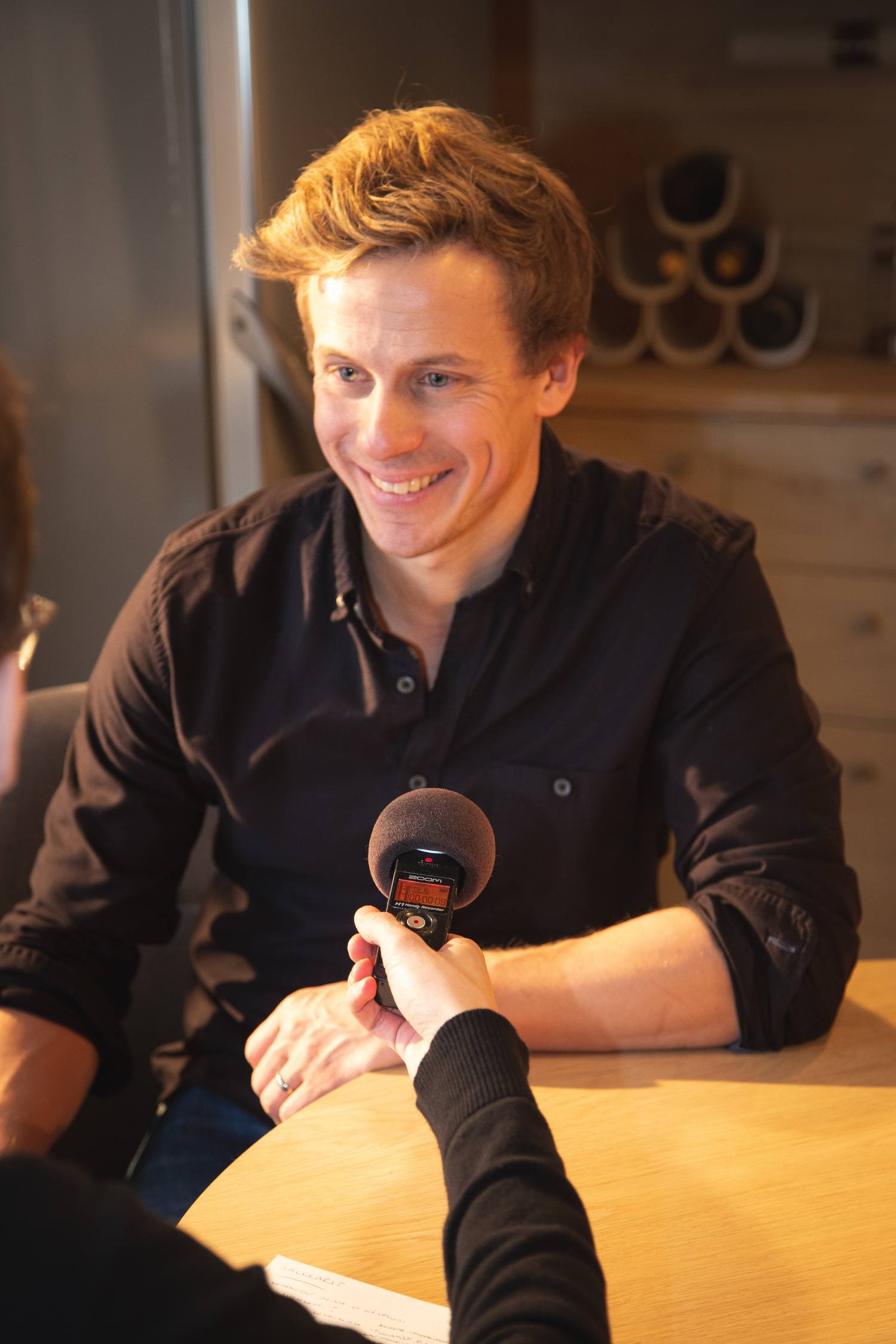 Konsta Hietanen näyttelee Salatut elämät -sarjassa poliisina työskentelevää Mikiä.