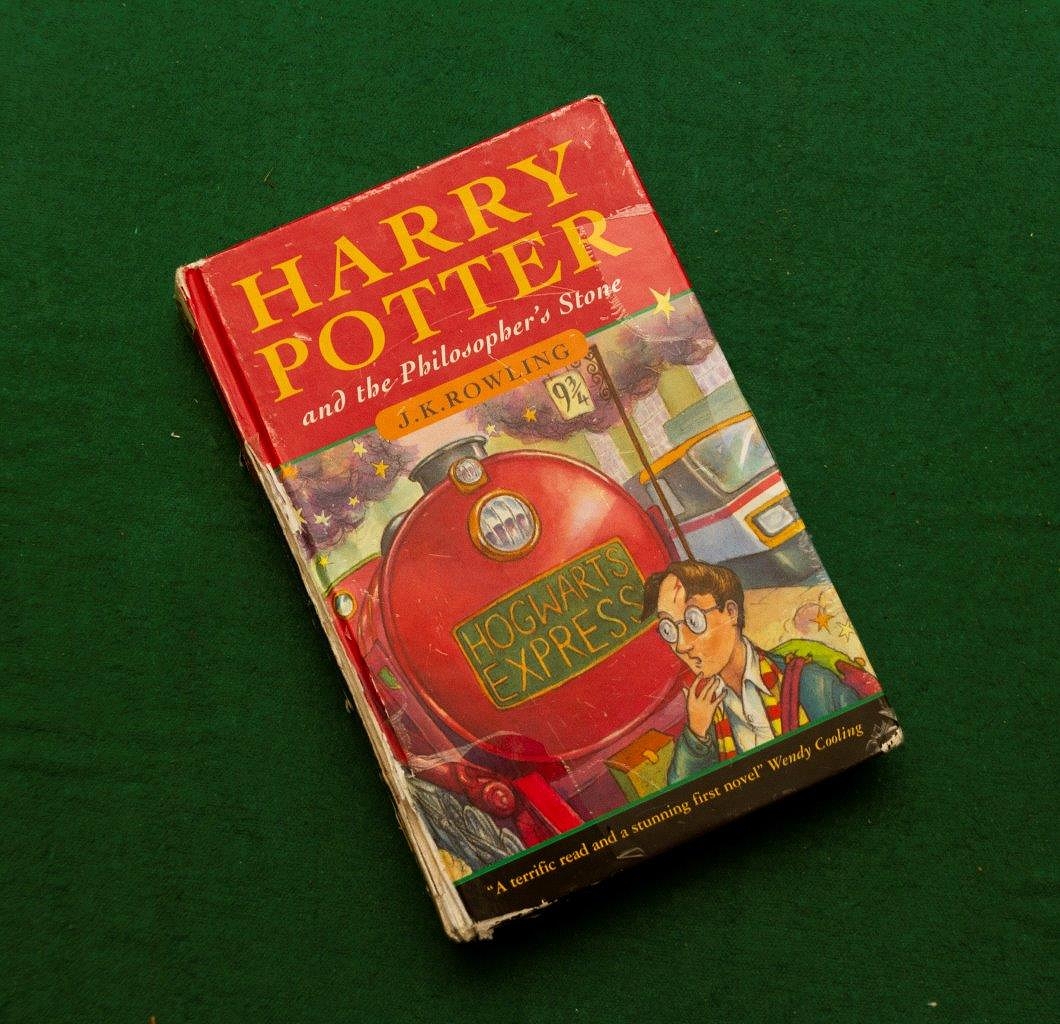 Yksi ensimmäisen painoksen kirjoista