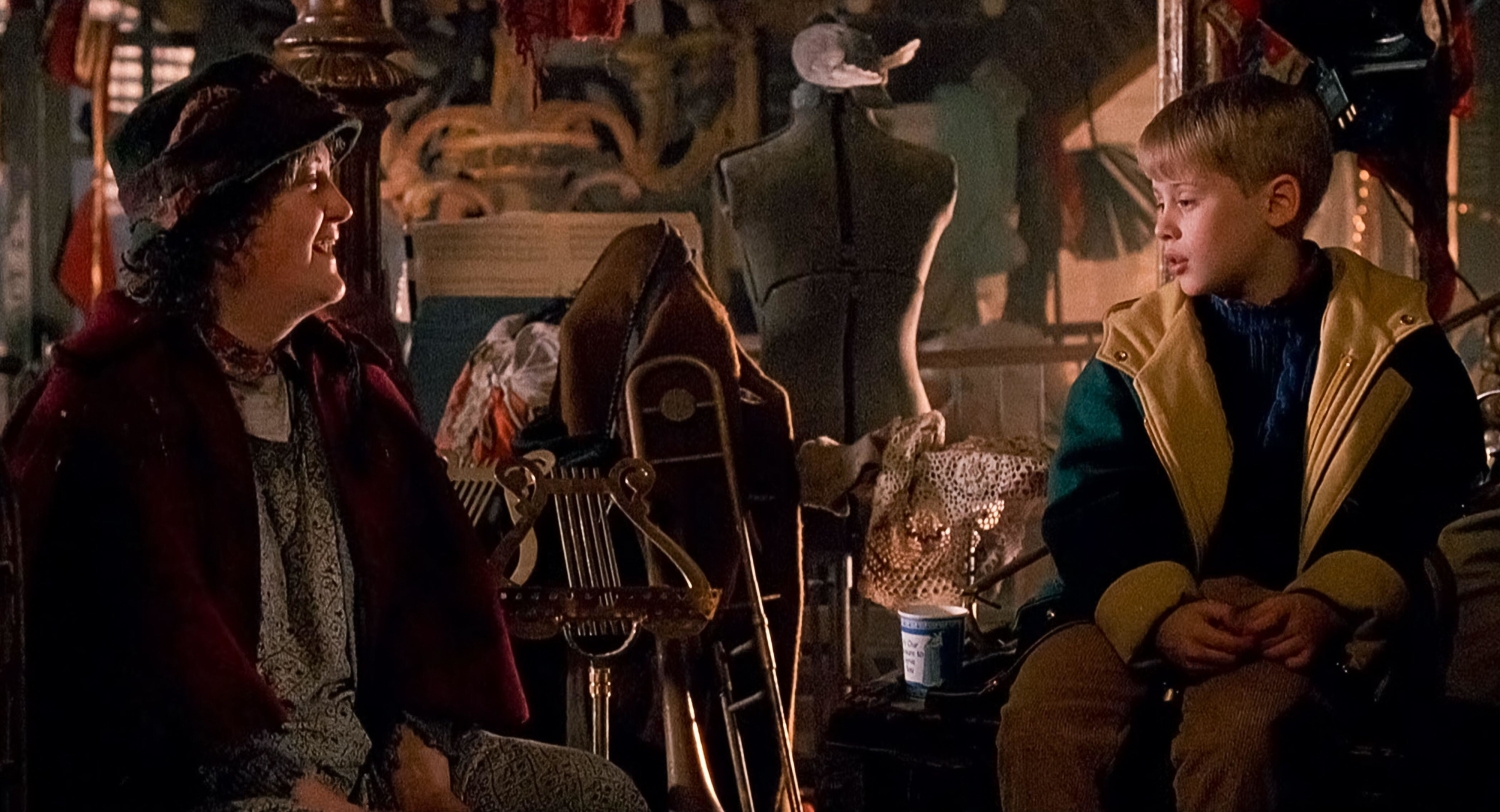 Fricker oikealla ja Culkin vasemmalla Yksin Kotona 2 -elokuvassa.