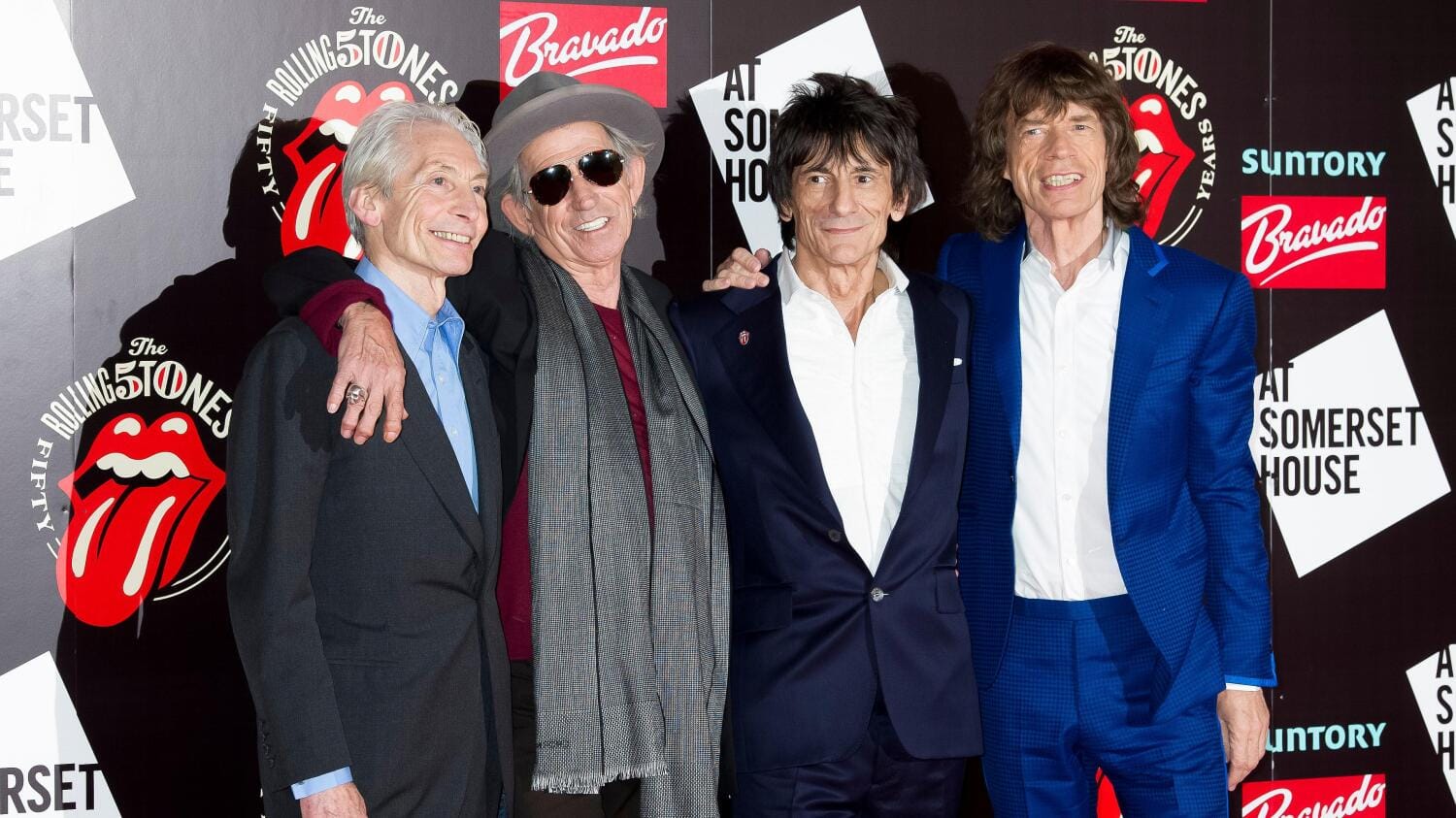 Bändin jäsenten takana näkyvä kielilogo nähdään tulevalla Yhdysvaltain kiertueella mustavalkoisena.