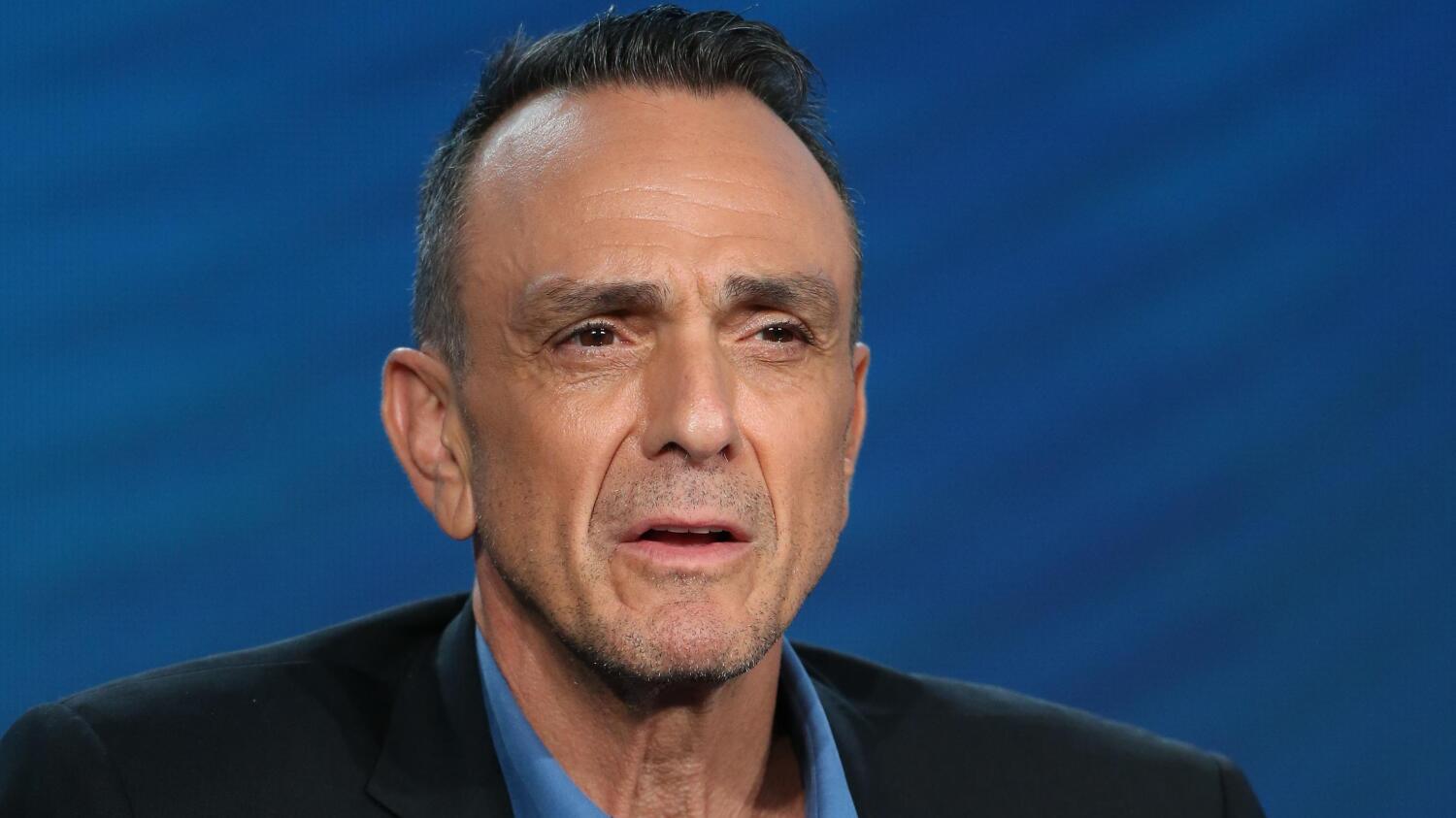 Hank Azaria on näytellyt Simpsoneissa useita eri hahmoja aina sarjan ensimmäiseltä tuotantokaudelta alkaen.