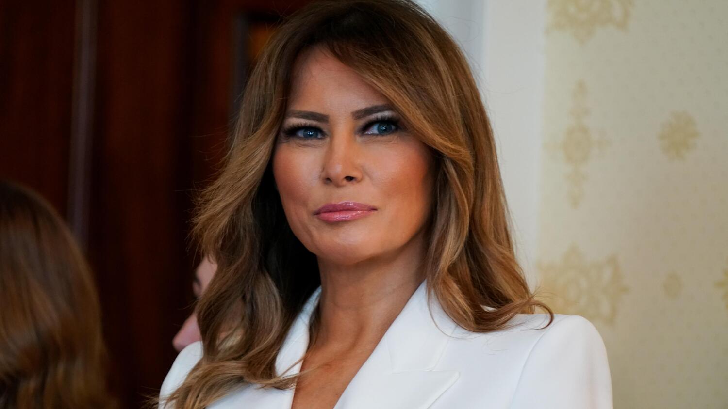 Melania Trump viihtyi pitkään hieman tummemmissa hiuksissa.