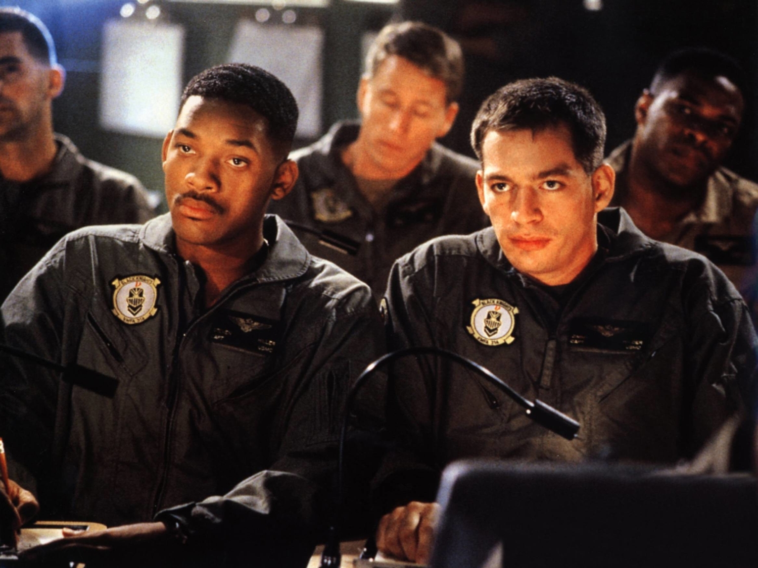 Will Smith (vas.) ja Harry Connick Jr. elokuvassa Independence Day - Maailmojen sota.