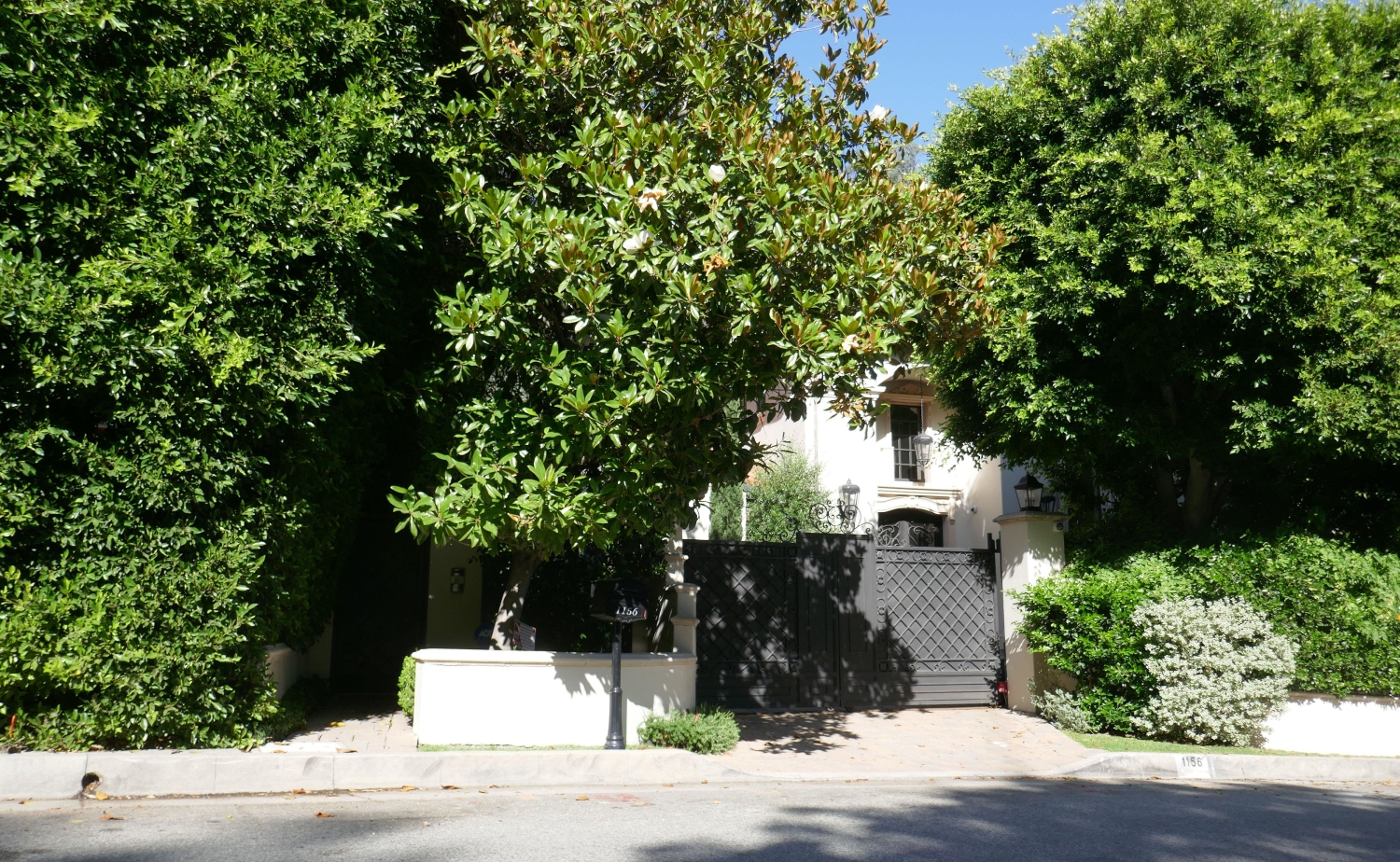 Sofia Vergaran ja Joe Manganiellon kodin edustalta otettu kuva.