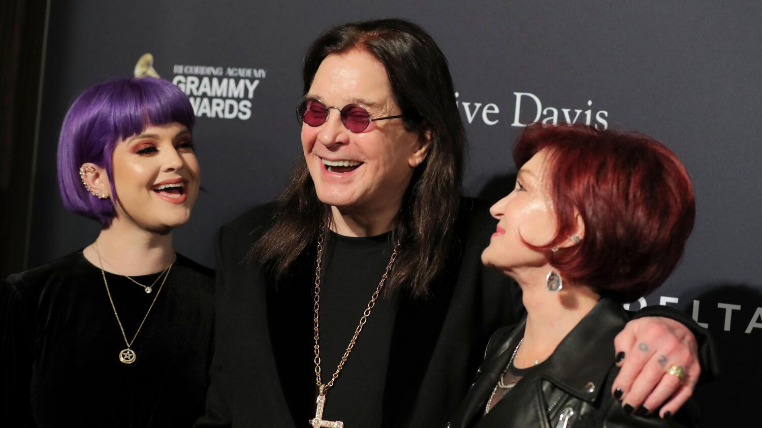 Kelly Osbourne (vasemmalla) on Ozzy ja Sharon Osbournen tytär.