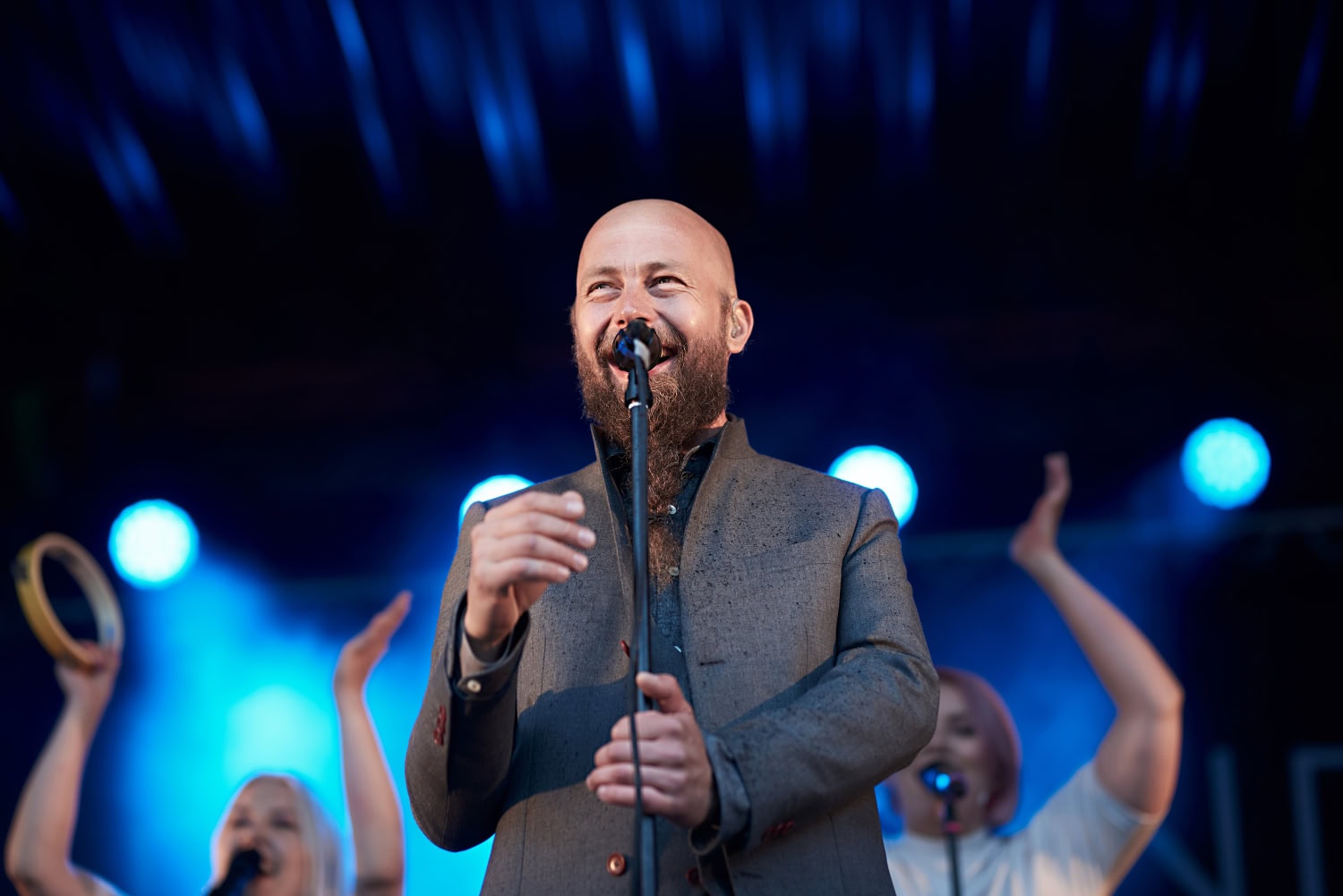 Kaikki Vesterinen Yhtyeineen -bändin jäsenet osallistuvat kappaleiden sovittamiseen yhdessä.