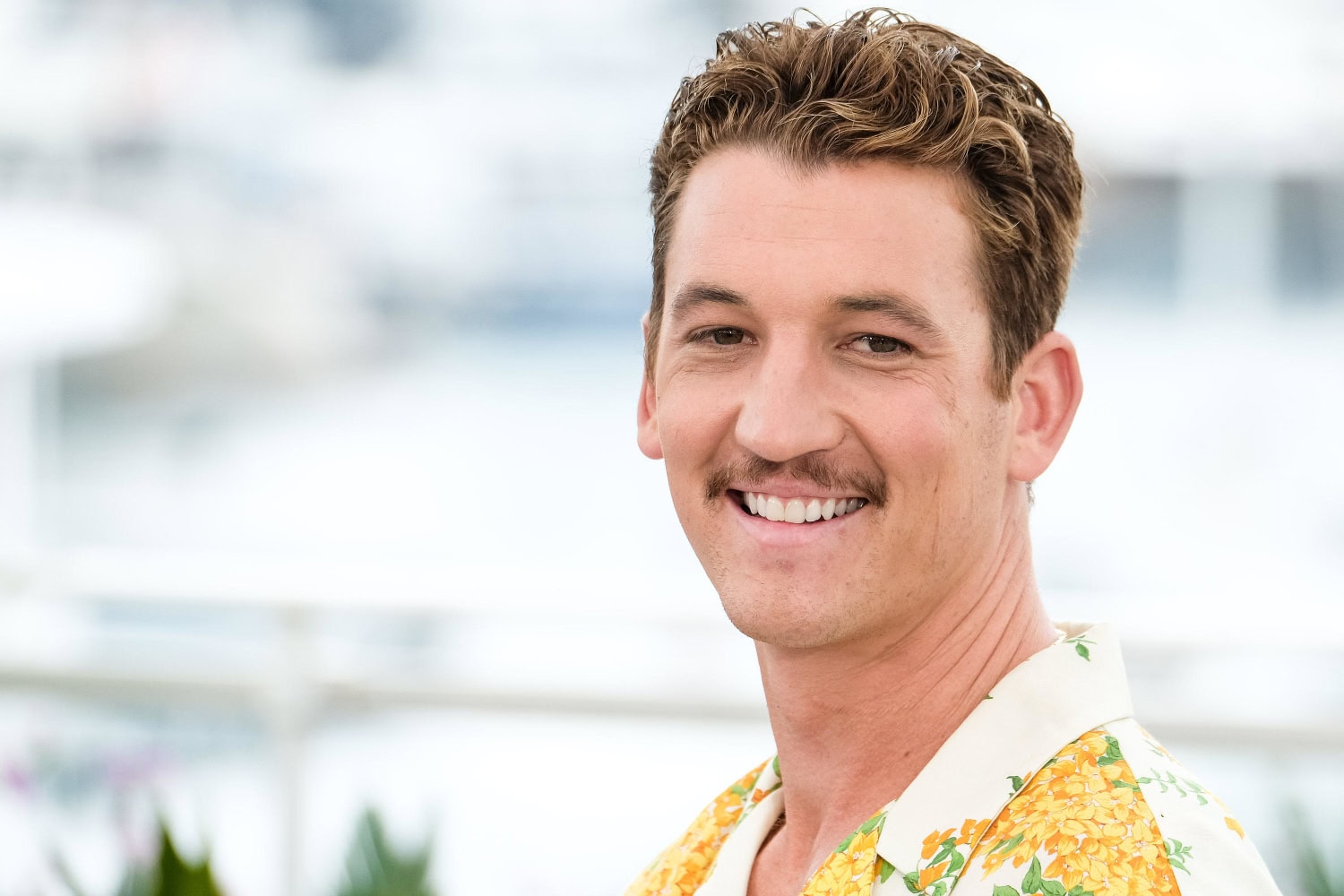 Miles Teller näyttelee uudessa Top Gun: Maverick -elokuvassa ensimmäisestä osasta tutun Goosen poikaa.