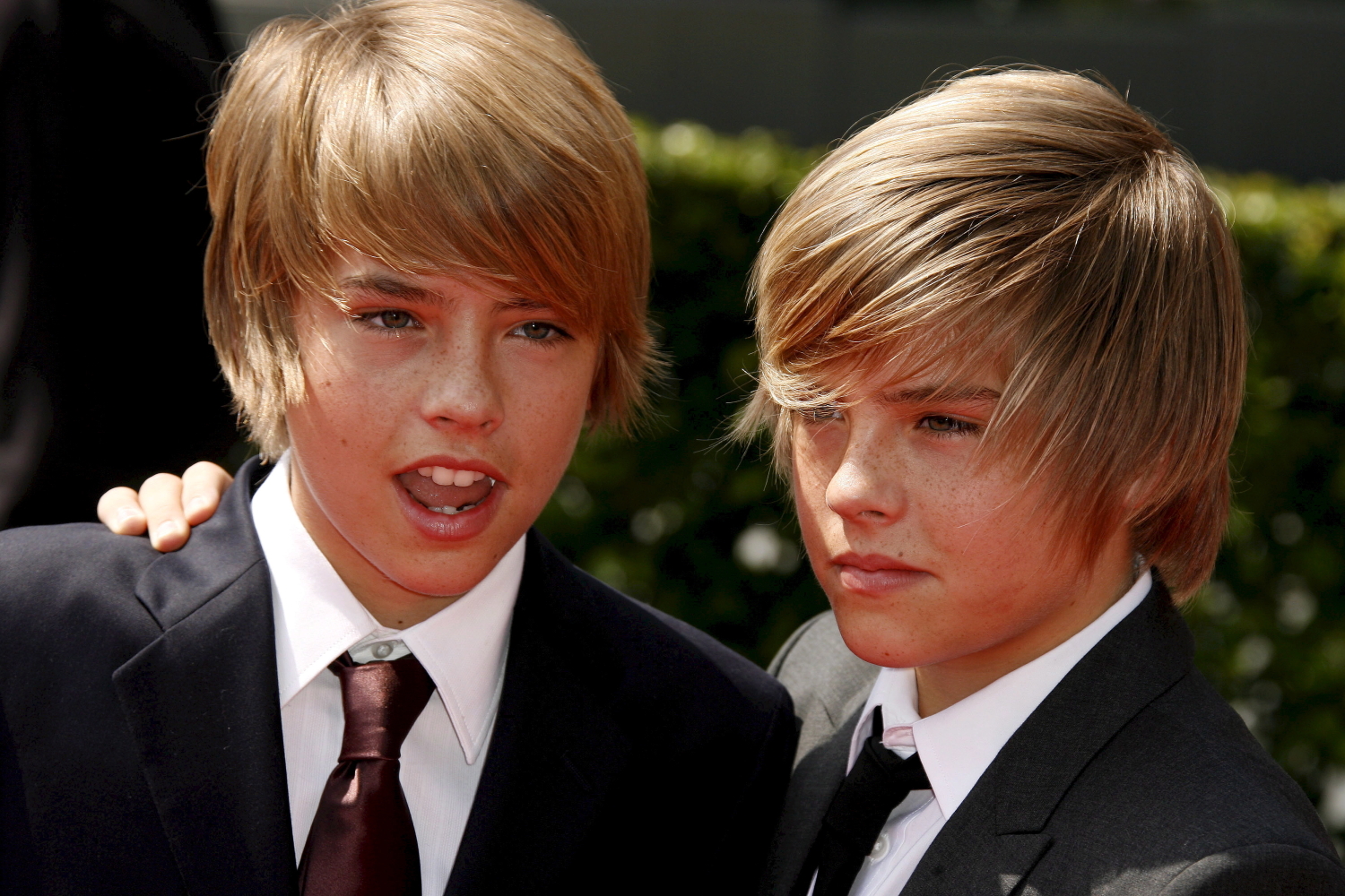 Cole Sprouse (vas.) ja kaksoisveli Dylan Sprouse (oik.)