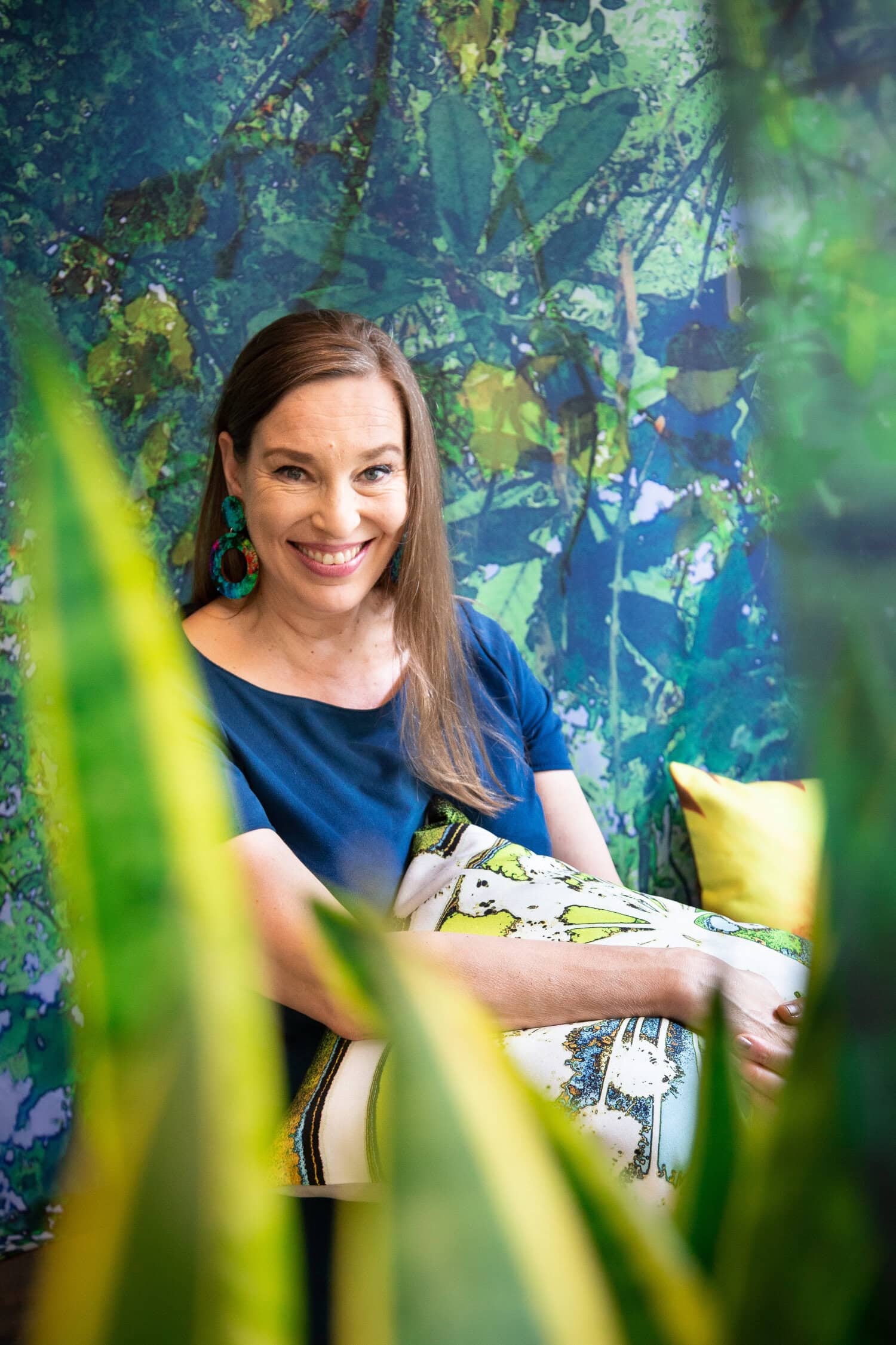 Jutta Kuure on työskennellyt ammattivalokuvaajana ennen kuin perusti oman design-yrityksensä. Tuotteiden lisäksi hän on suunnitellut isoja sisustuskokonaisuuksia muun muassa Puolustusvoimille.