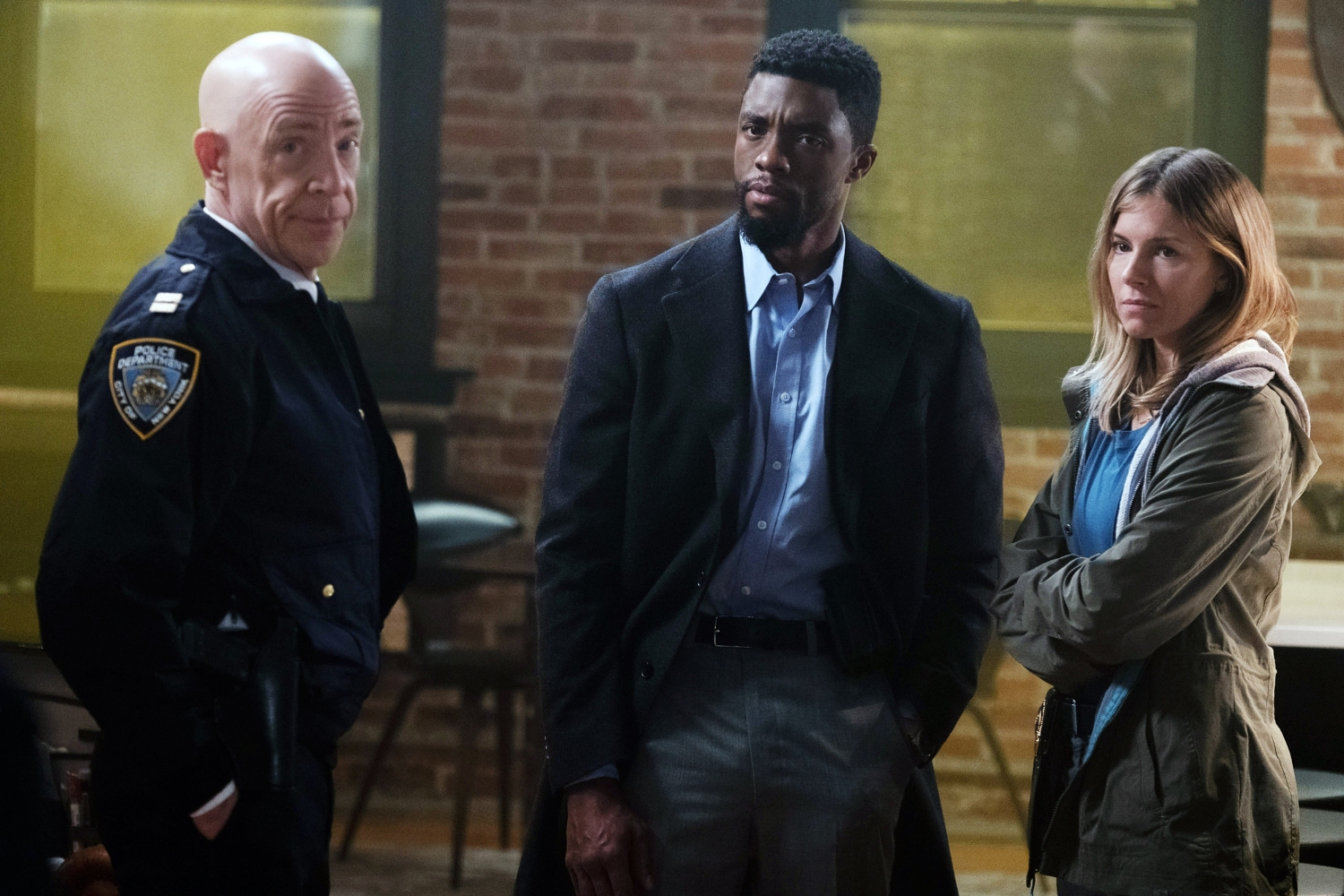 J.K Simmons, Chadwick Boseman sekä Sienna Miller 21 Bridges -elokuvassa.