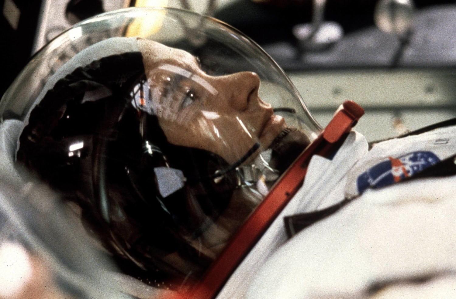 Tom Hanks esittää astronautti Jim Lowellia.