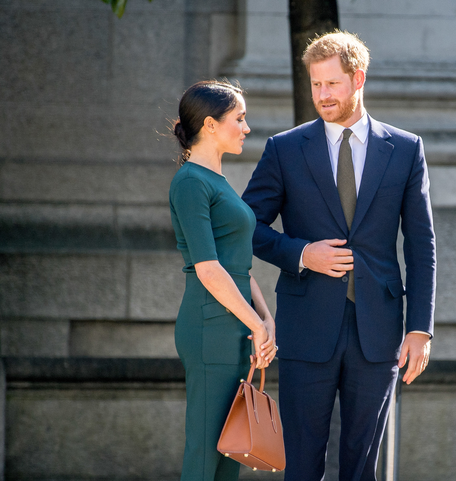 Meghan Markle luottaa minimalistiseen tyyliin. Rinnalla puoliso prinssi Harry.