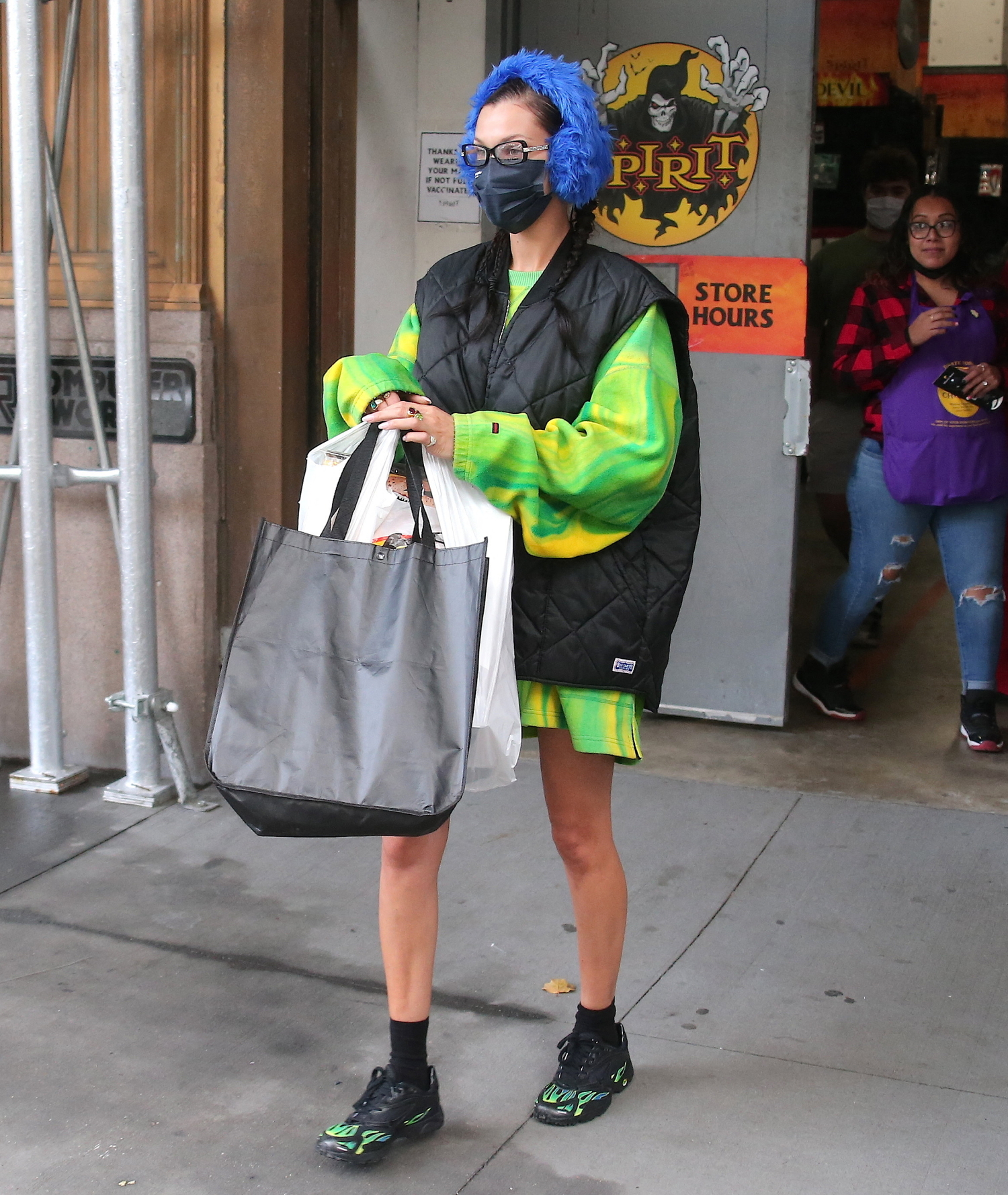 Hadid esiintyi tyylikkäänä ostosreissullaan.