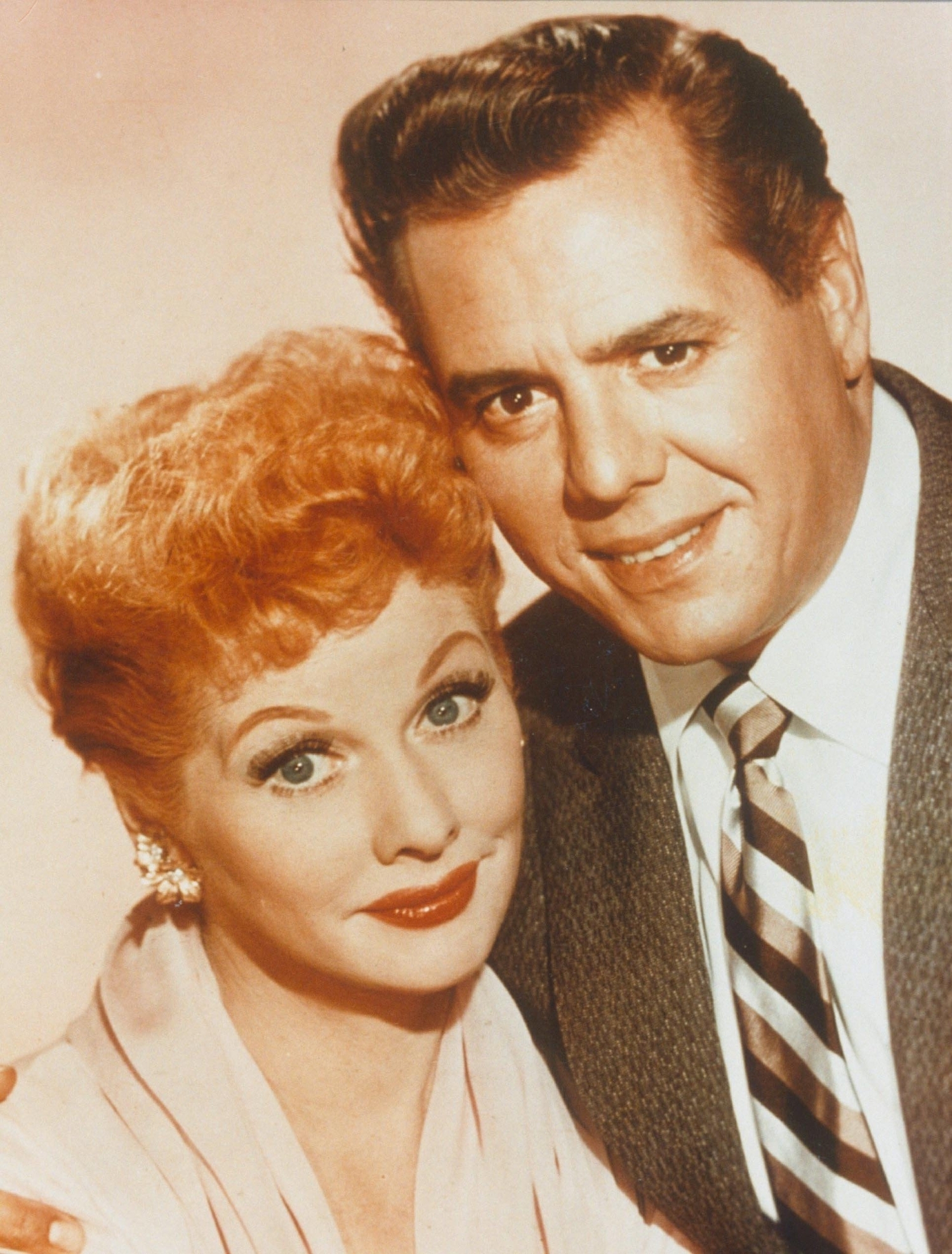 Lucille Ball (vas.) ja hänen ex-miehensä Desi Arnaz. (oik.)