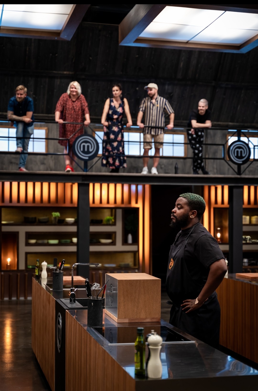 Toisessa jaksossa nähtiin ensimmäisen kerran painetehtävän mustat essut.