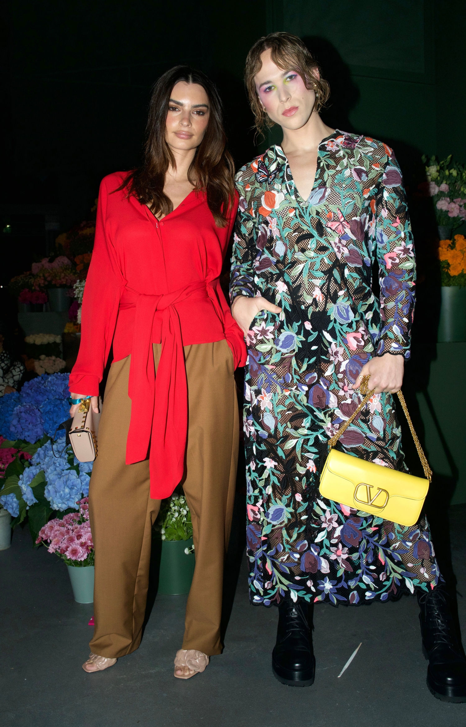 Ratajkowski vieressään näyttelijä Tommy Dorfman.