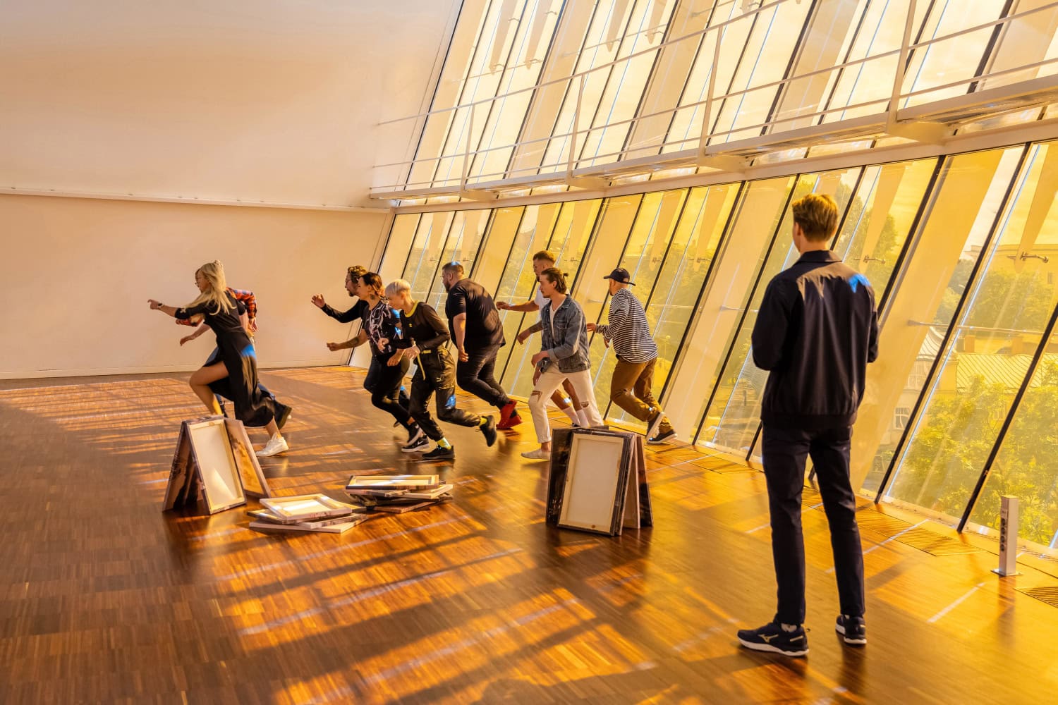 Myyrä-kilpailijat suorittivat erilaisia tehtäviä Latviassa. Ohjelmaa juonsi jälleen Roope Salminen.