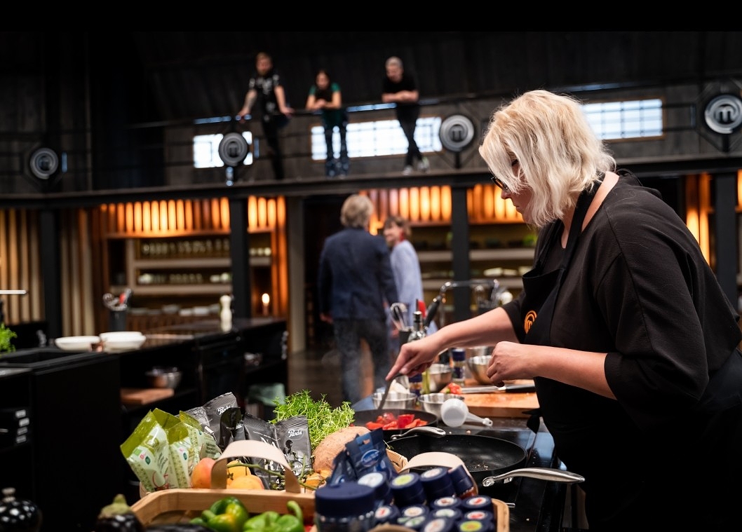 Mustassa essussa pudostusuhkakokkailua.