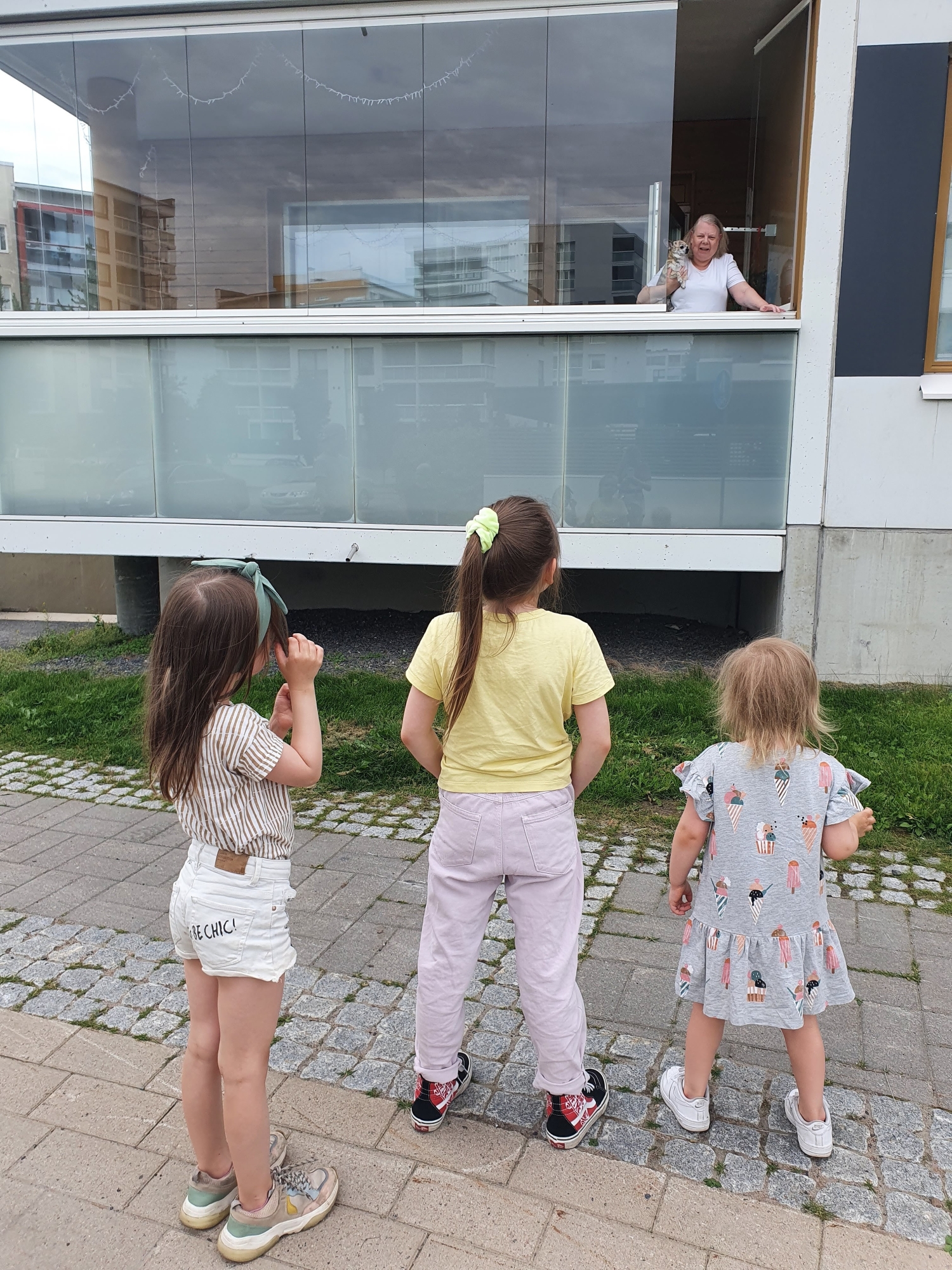 Mummun tapaaminen korona-aikaan. Iinan ja Oton lapset ovat tiivisti yhteydessä Anne-mummun kanssa puhelimitse.