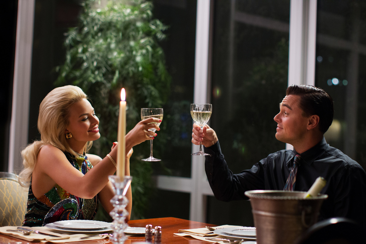 Margot Robbie ja Leonardo DiCaprio elokuvassa The Wolf of Wall Street.