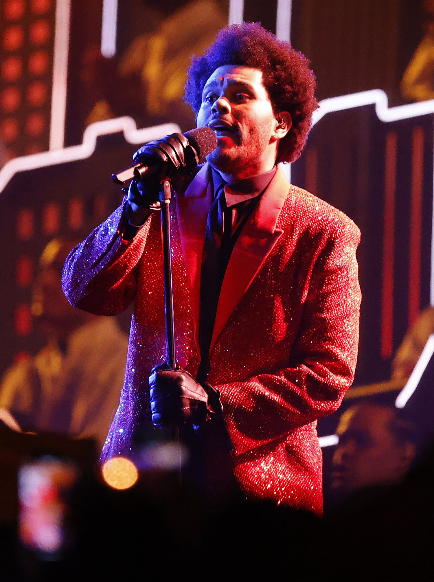 The Weeknd esitti 14-minuuttisen keikan Super Bowlin väliajalla.