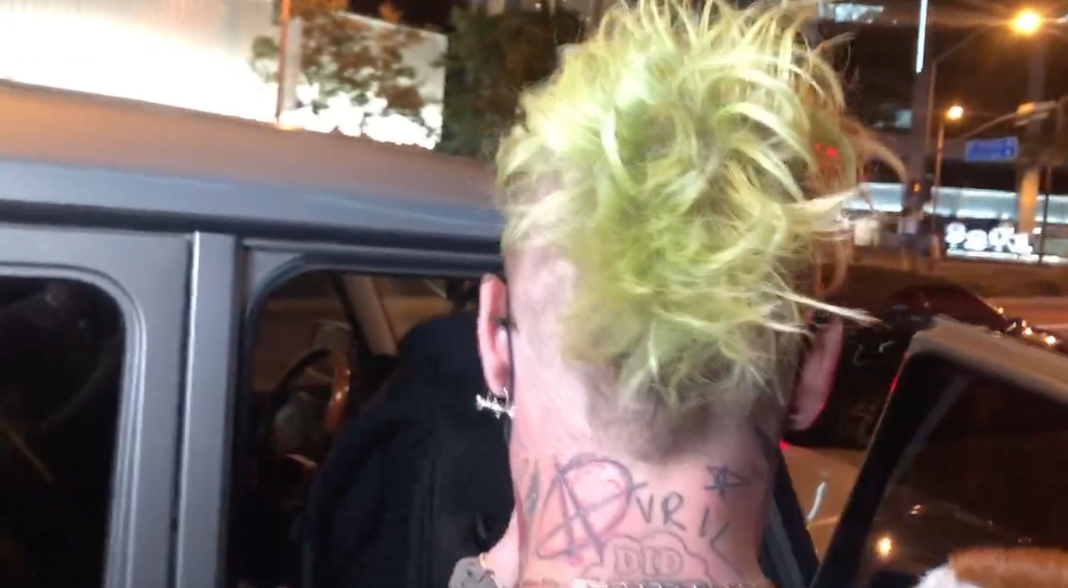 Mod Sun on tatuoinut Avrilin nimen niskaansa.